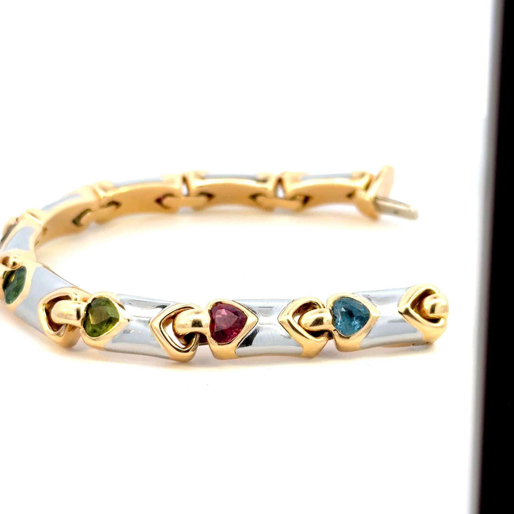 Bracelet audacieux et élégant créé par Bulgari en Italie dans les années 1980. Chic et facile à porter, ce bracelet est un excellent complément à votre collection de bijoux.
Le bracelet est en or jaune et blanc 18 carats et serti de pierres