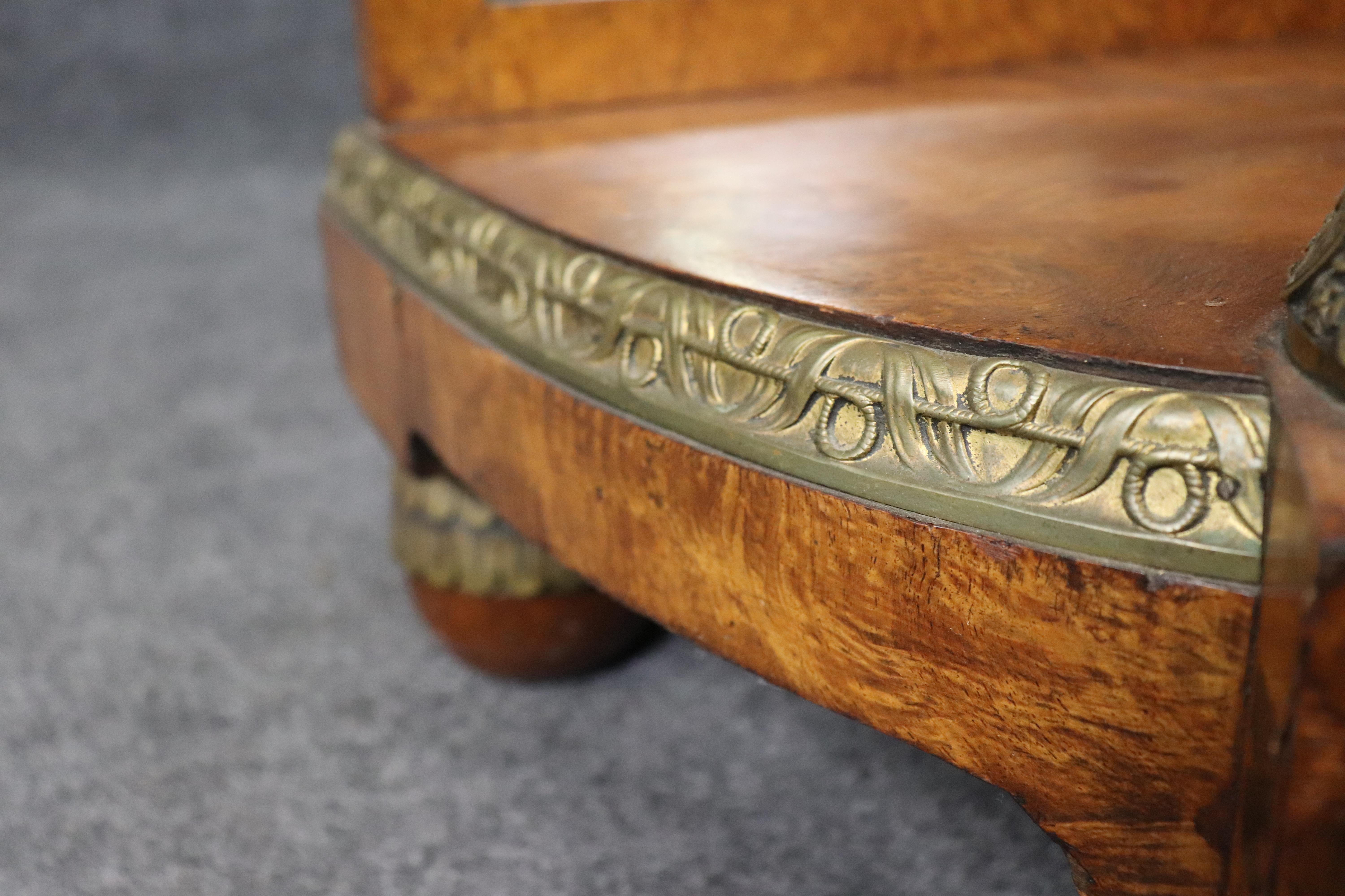 Raro buffet a due piani in legno di noce burlato con specchiera figurata in bronzo e piano in marmo in vendita 7
