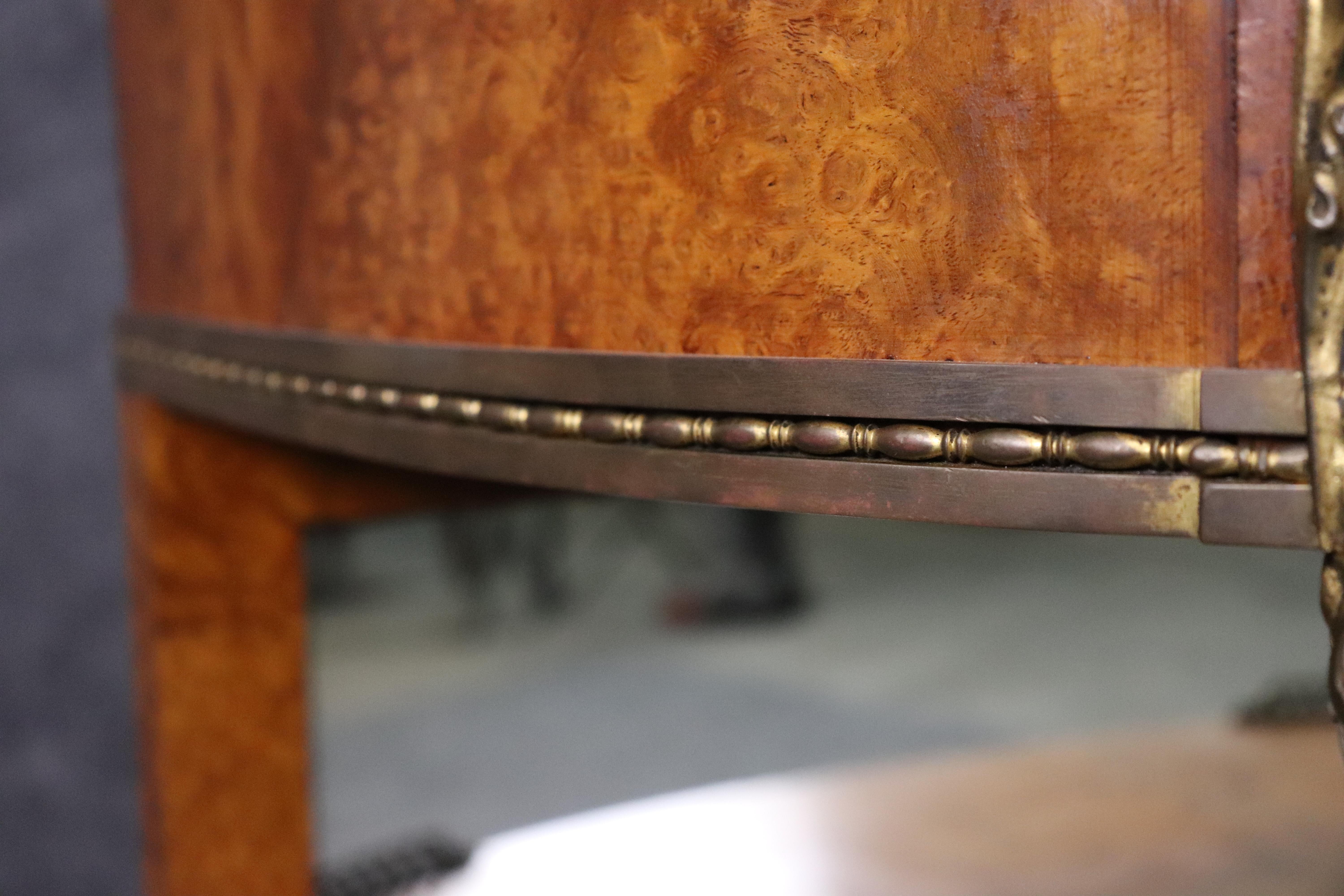 Raro buffet a due piani in legno di noce burlato con specchiera figurata in bronzo e piano in marmo in vendita 9