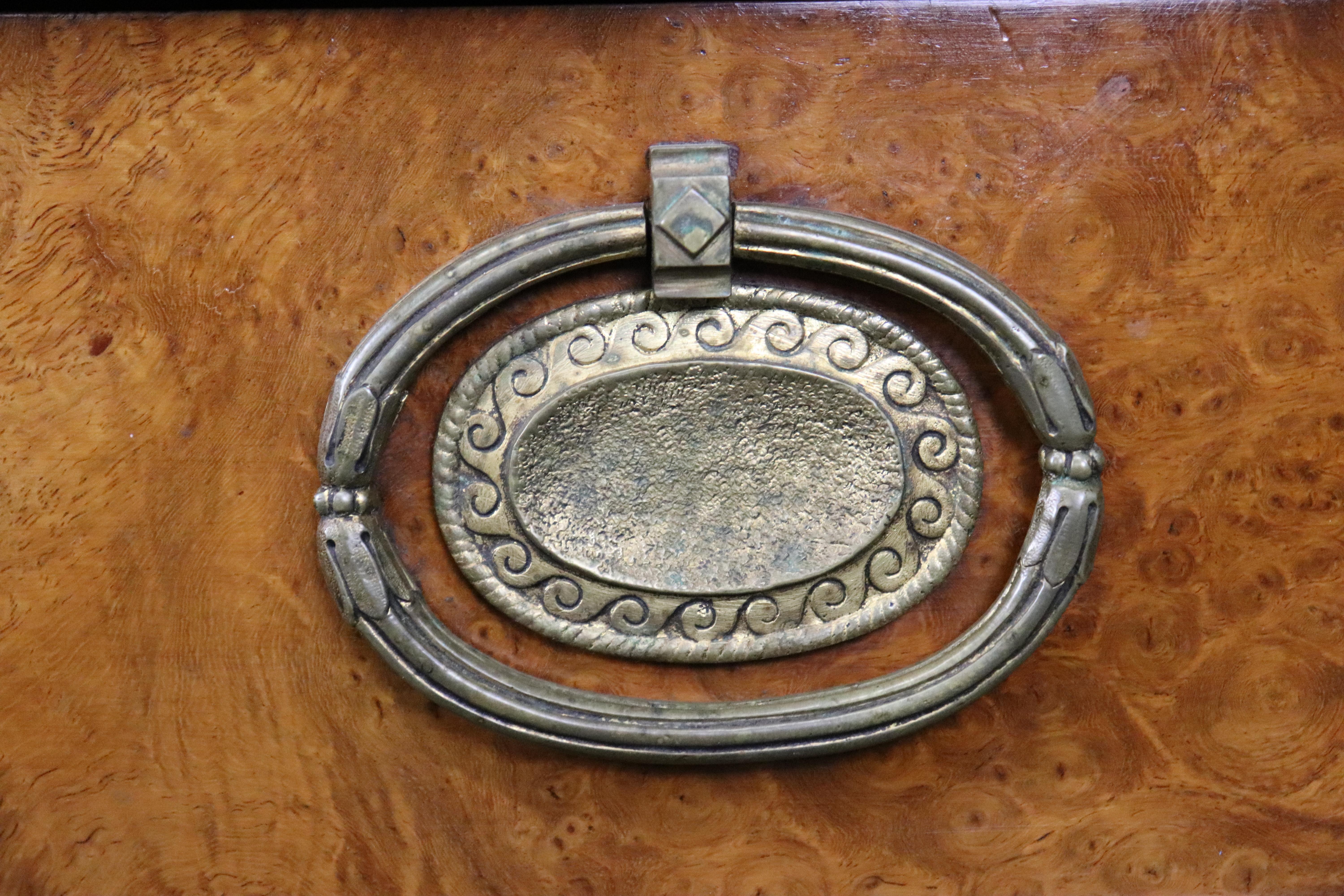 Raro buffet a due piani in legno di noce burlato con specchiera figurata in bronzo e piano in marmo in vendita 10