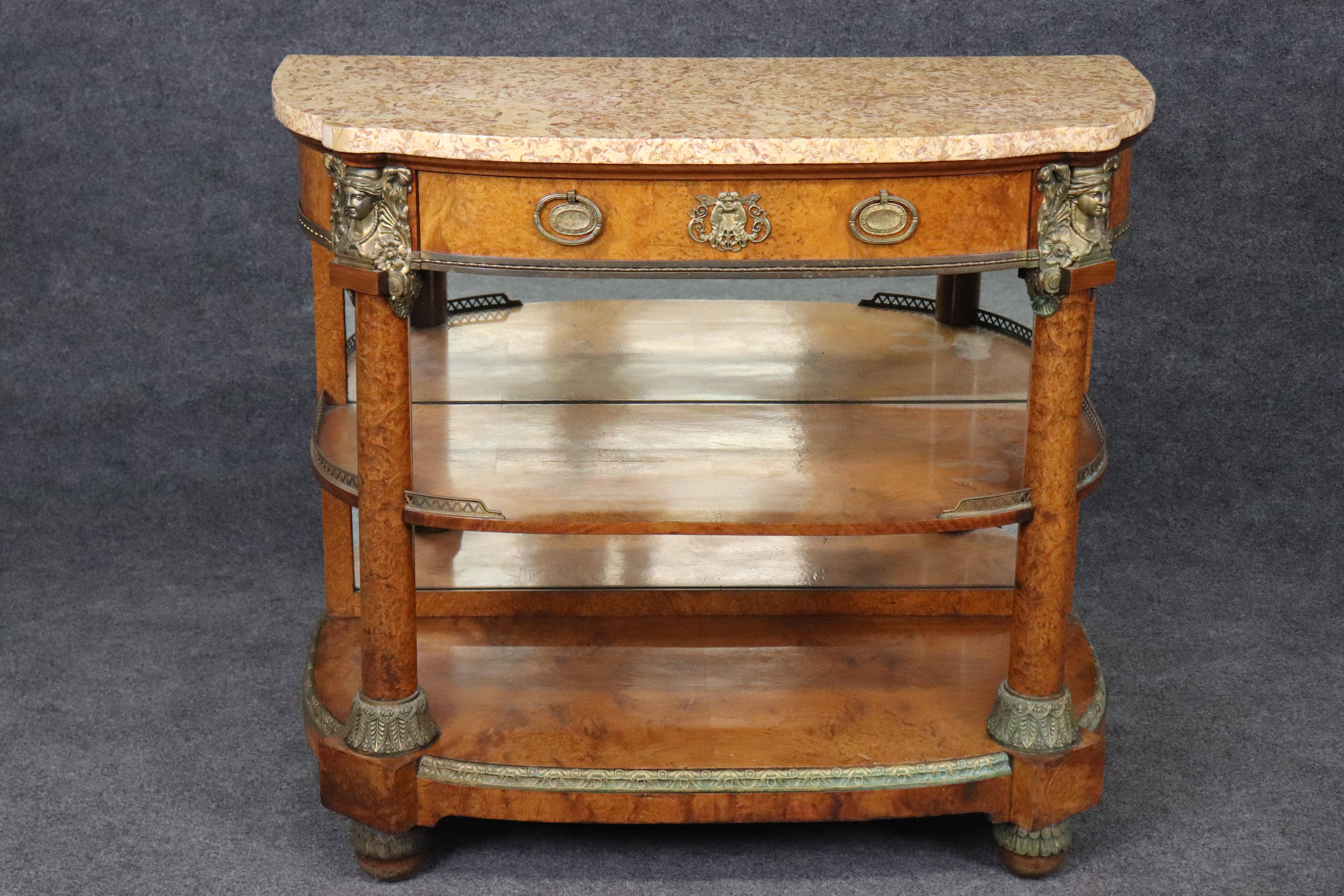Luigi XV Raro buffet a due piani in legno di noce burlato con specchiera figurata in bronzo e piano in marmo in vendita