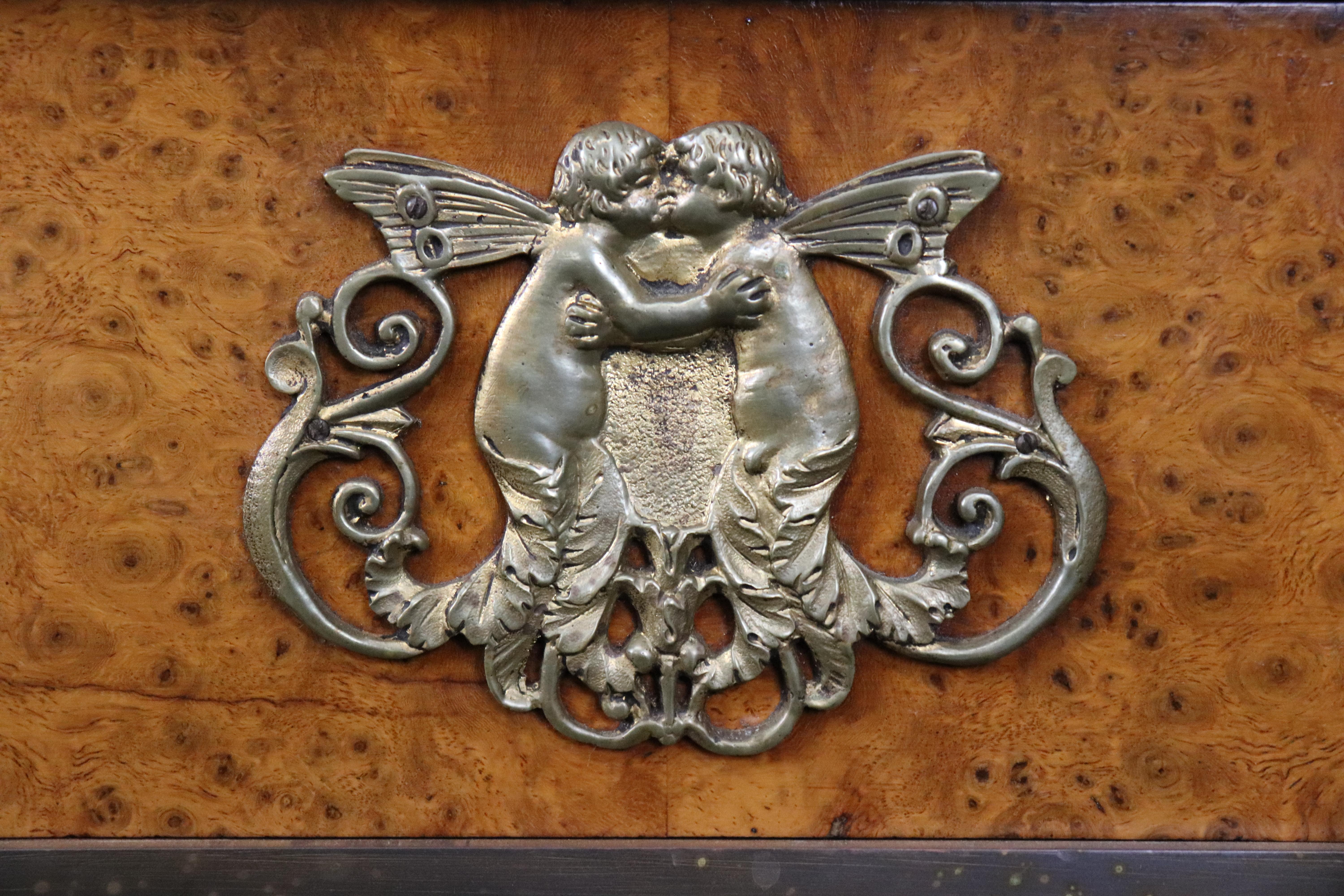 Francese Raro buffet a due piani in legno di noce burlato con specchiera figurata in bronzo e piano in marmo in vendita
