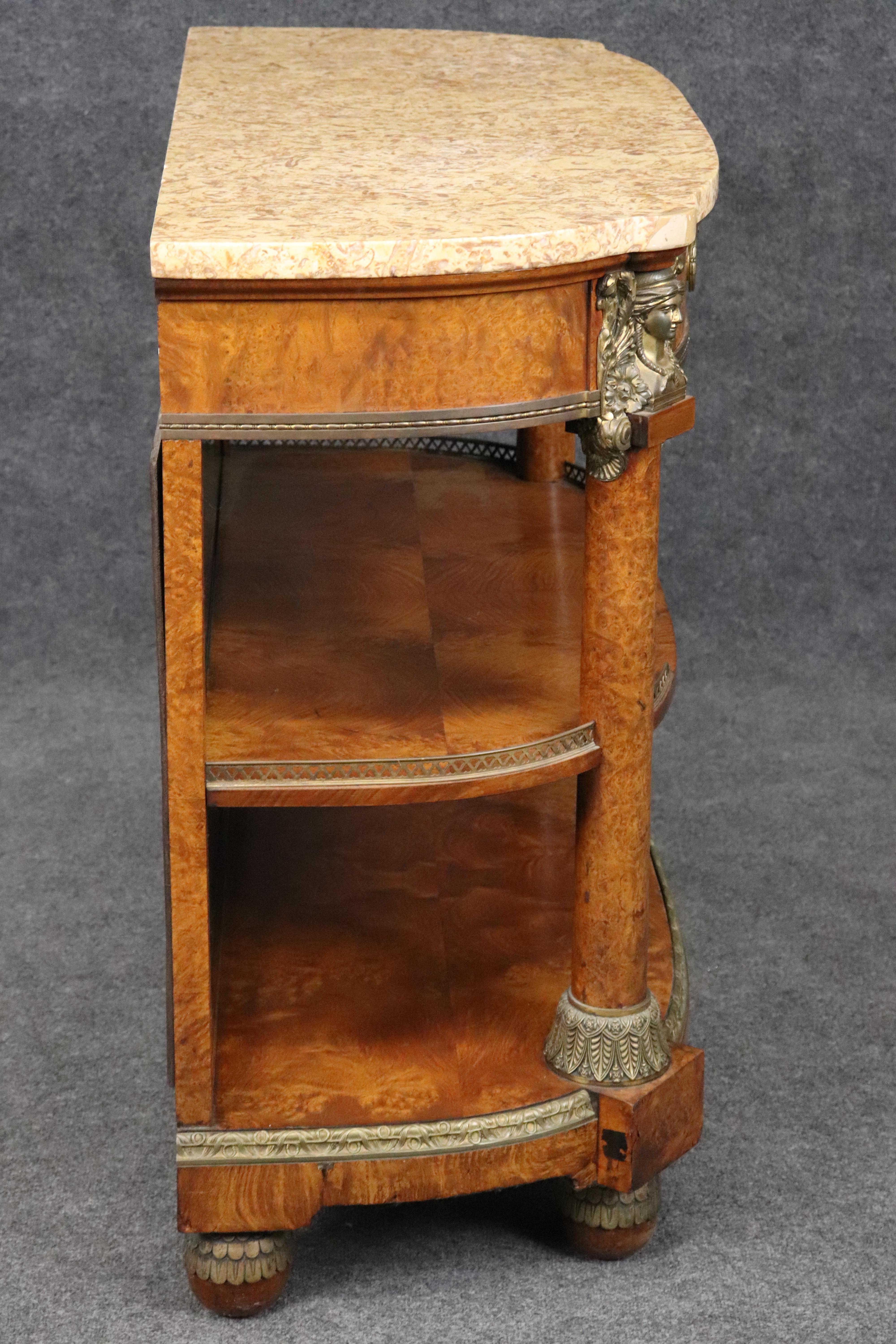 Fine XIX secolo Raro buffet a due piani in legno di noce burlato con specchiera figurata in bronzo e piano in marmo in vendita