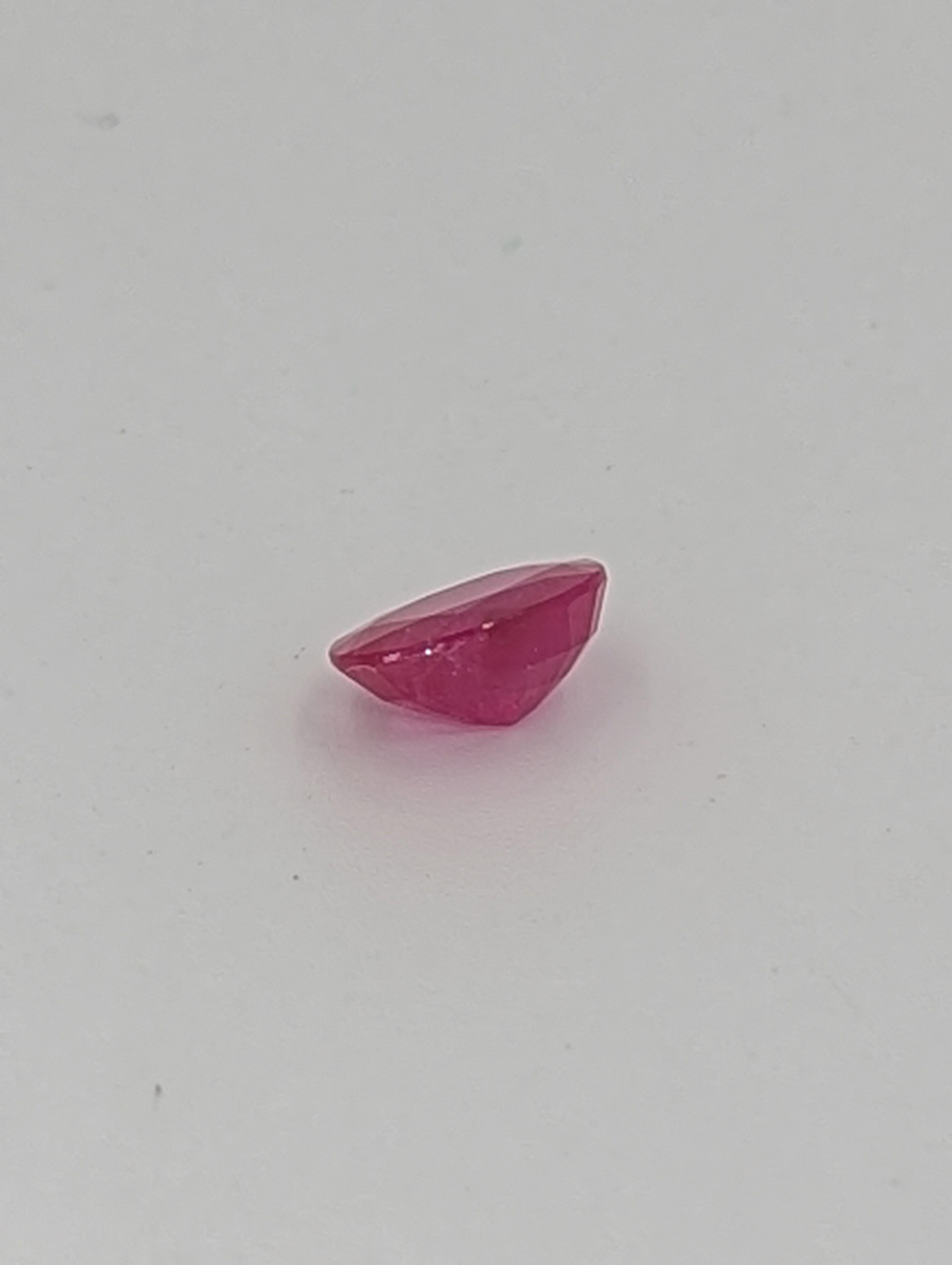 
Este raro rubí birmano, de 2,54 quilates, es una piedra preciosa impresionante en estado natural y sin calentar. La gema, de forma ovalada, presenta un vibrante color rojo que sin duda atraerá la atención de cualquier coleccionista de gemas. La