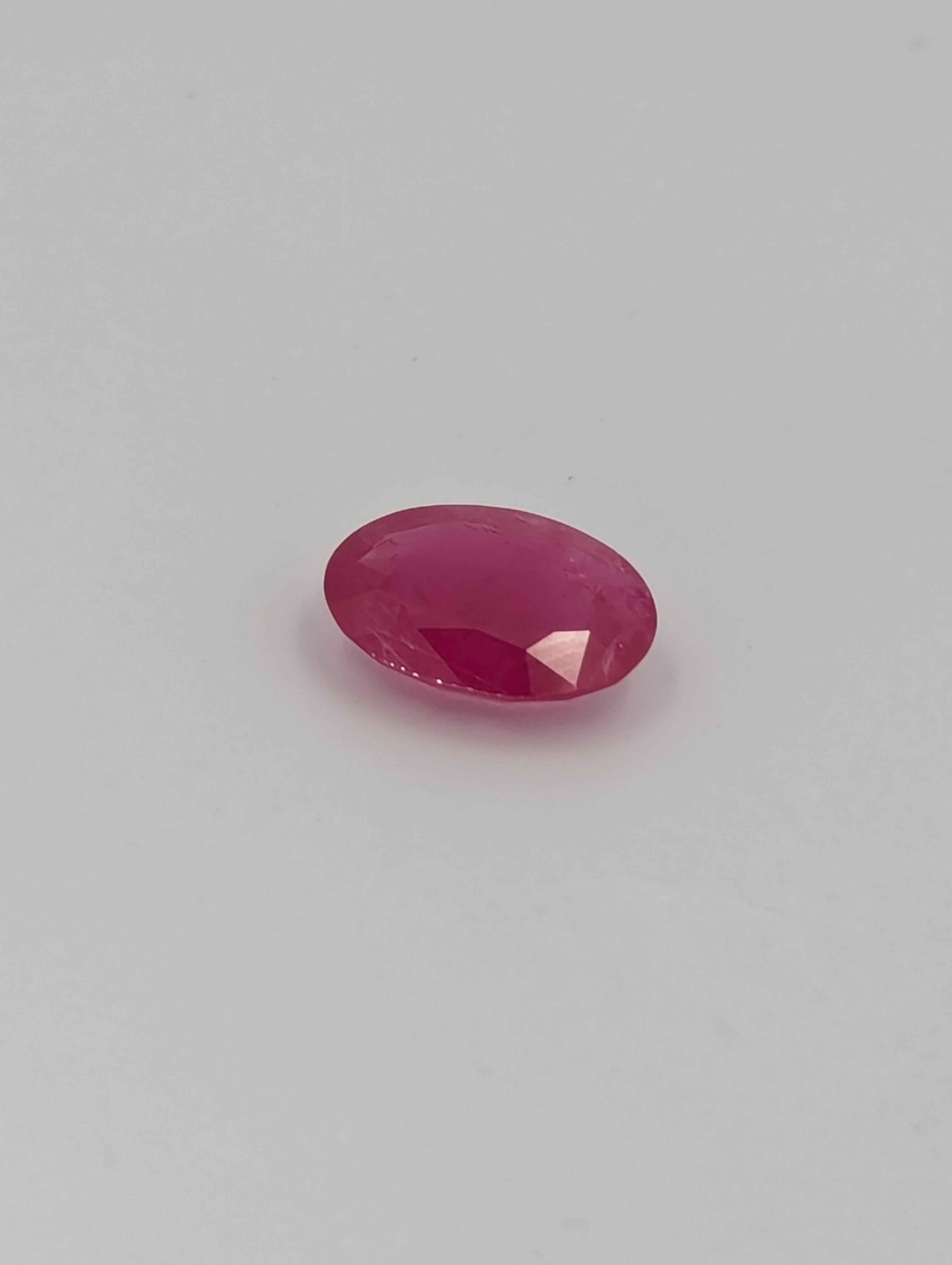 
Dieser seltene birmanische Rubin mit einem Gewicht von 3,06 Karat ist ein atemberaubender Edelstein mit einer schönen ovalen Form. Der Edelstein ist vollkommen natürlich und wurde in keiner Weise bearbeitet. Seine leuchtend rote Farbe ist ein