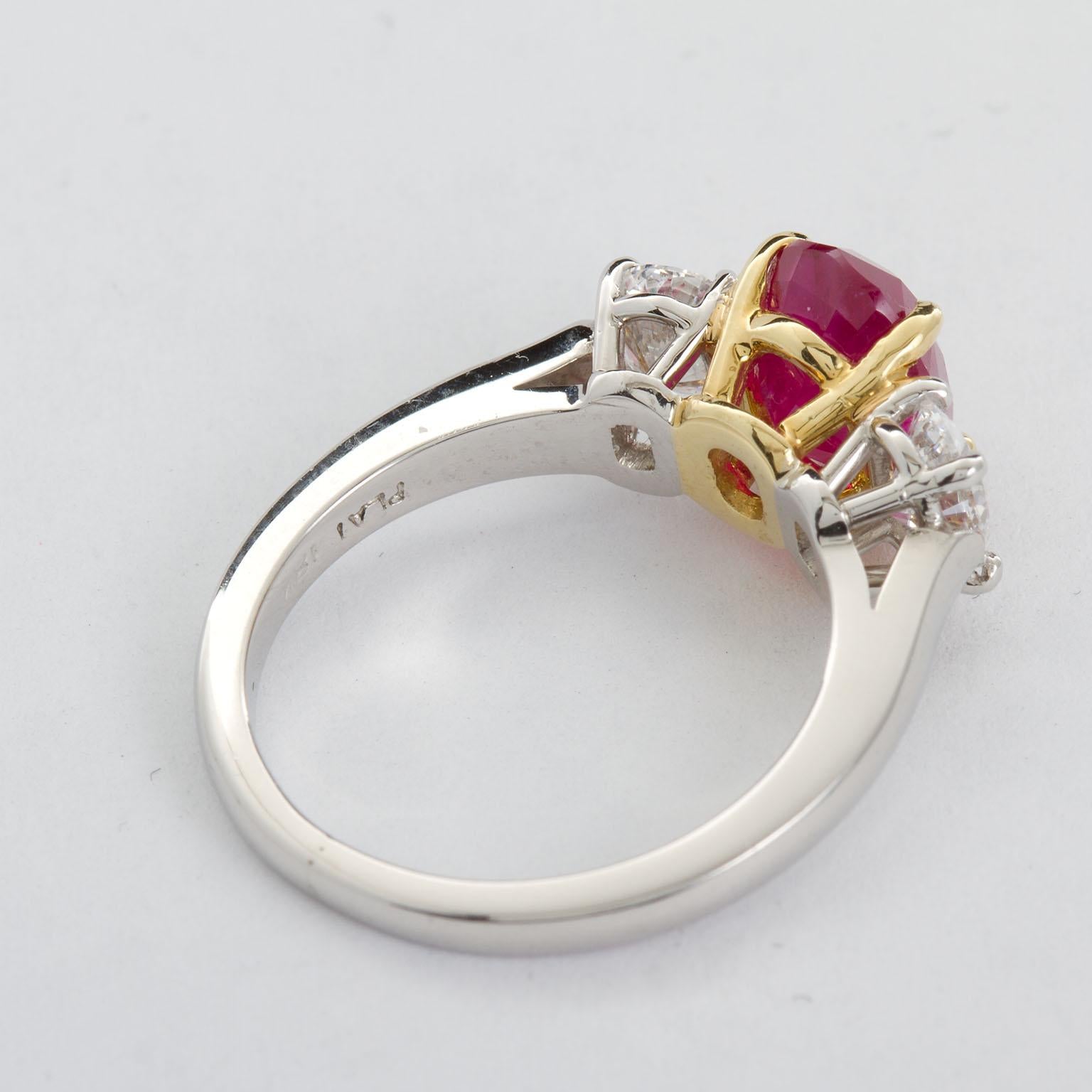 Ovaler Rubin-Diamant-Dreisteinring  Burma No-Heat 2,64 Karat im Angebot 3