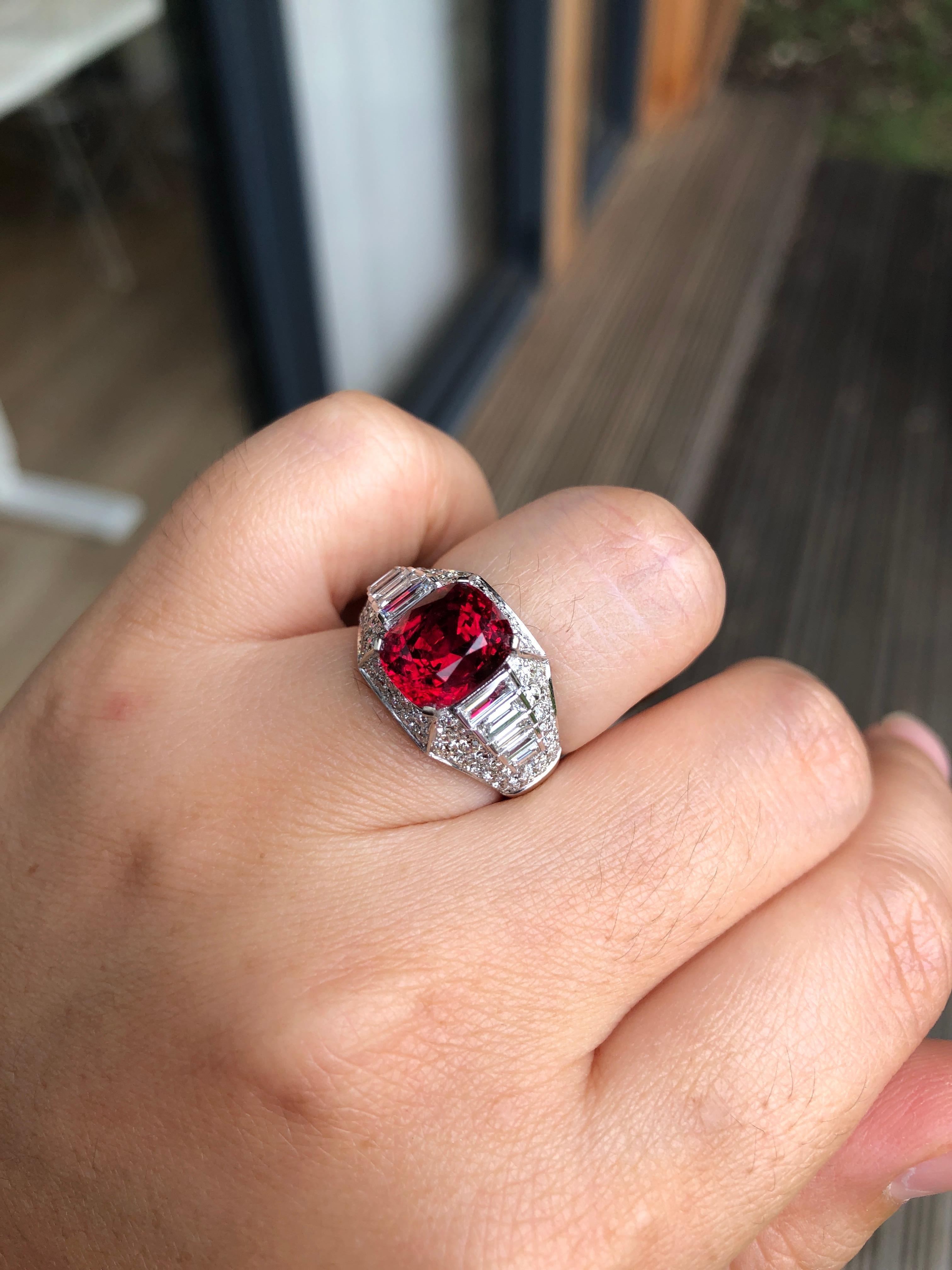 Rare Burma Red Spinel and Diamond Ring by Bulgari In Excellent Condition In Banbury, GB