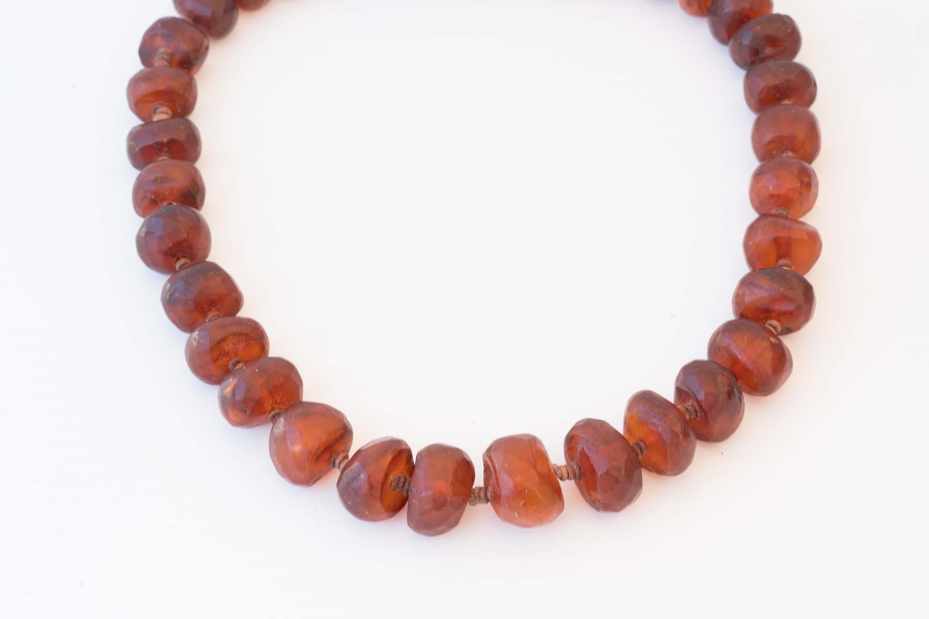 Rare Burmite Amber Fossil Tribal Necklace from 19th Century In Good Condition For Sale In Montreal, QC