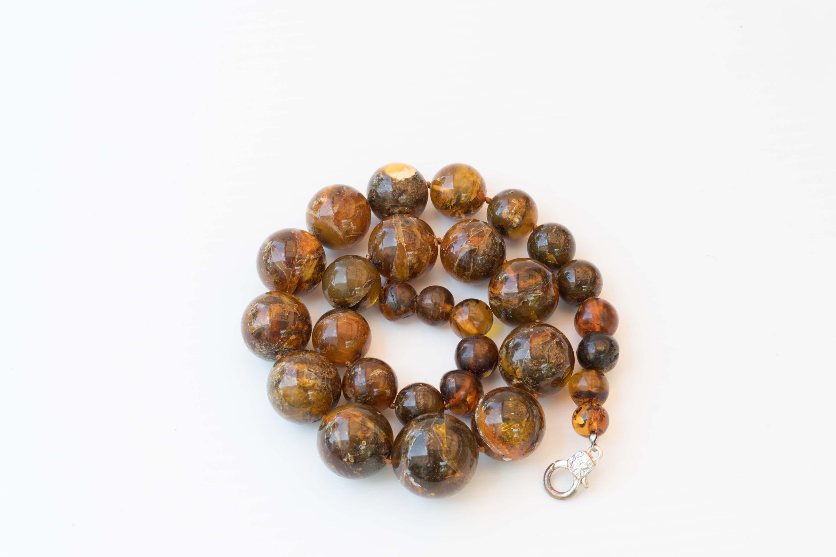 Rare Burmite Tribal 140 gram Amber Necklace  In Good Condition For Sale In Montreal, QC