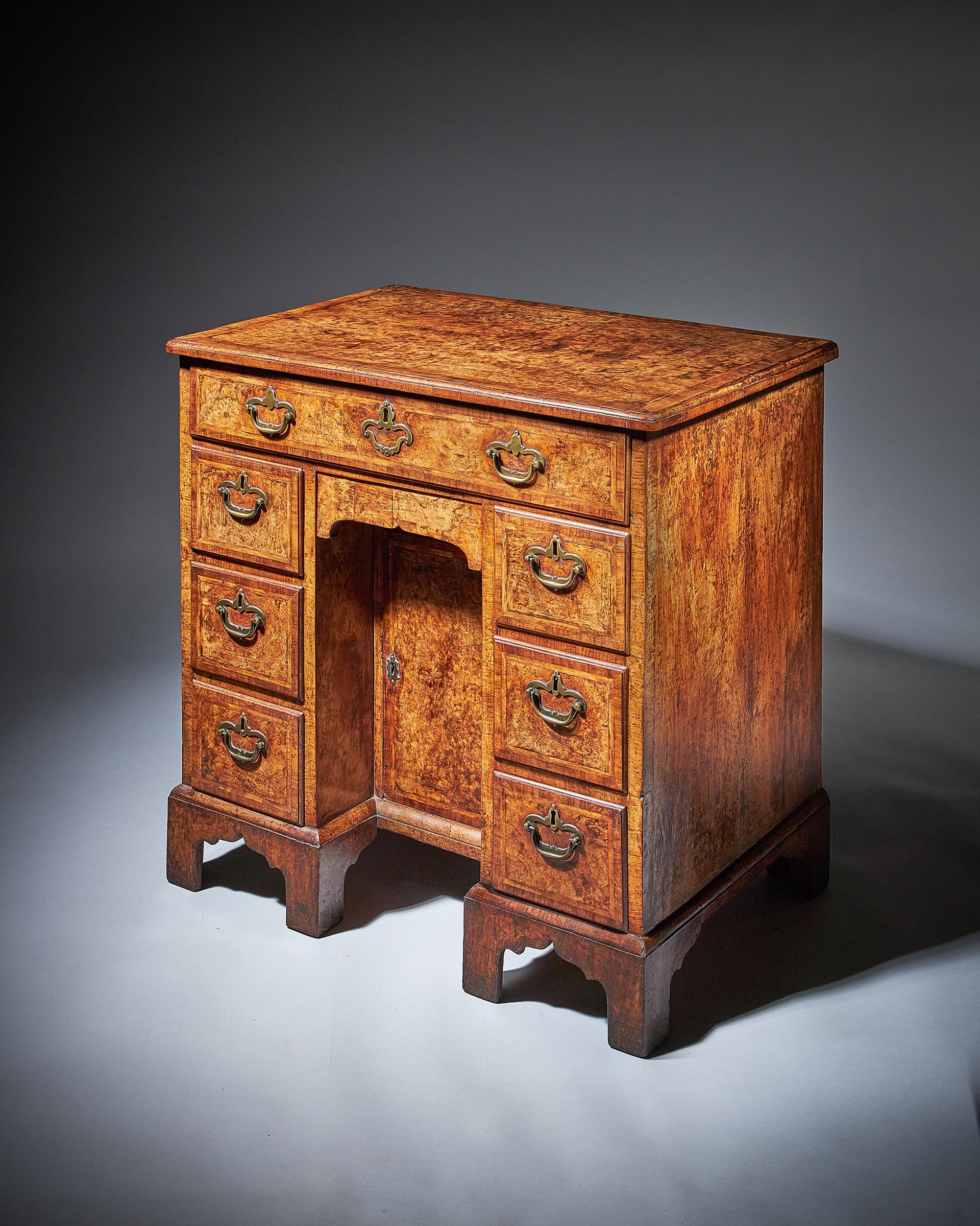 Rara scrivania a ginocchio in radica di noce del XVIII secolo, circa 1730-1740. Inghilterra

Il superbo piano in radica impiallacciato a quarto di dollaro è delimitato da una raffinata incordatura a piuma, bordato e orlato da modanature in ovolo a