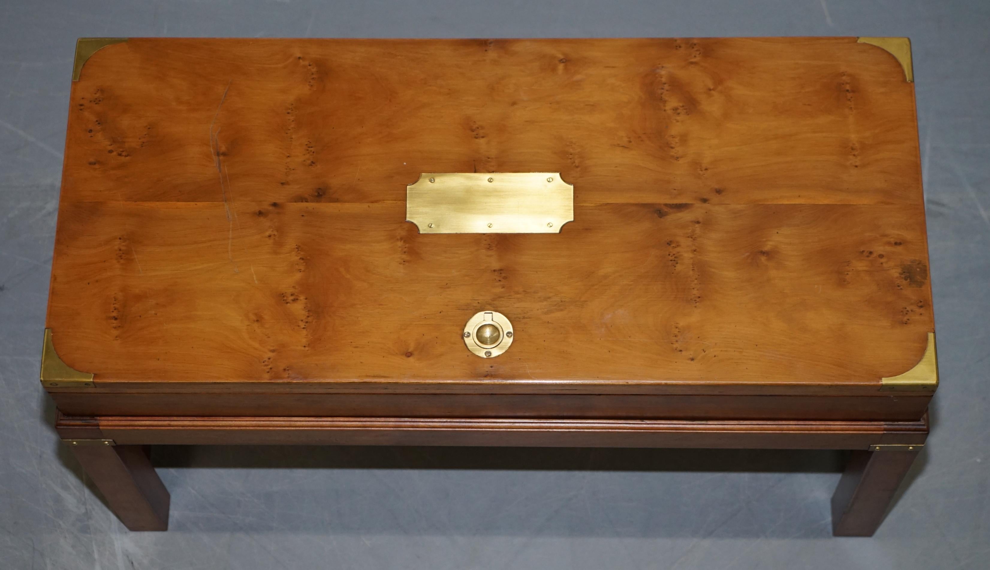 Anglais Rare table d'appoint en bois de loupe d'if pour armes de campagne sur socle d'origine en vente