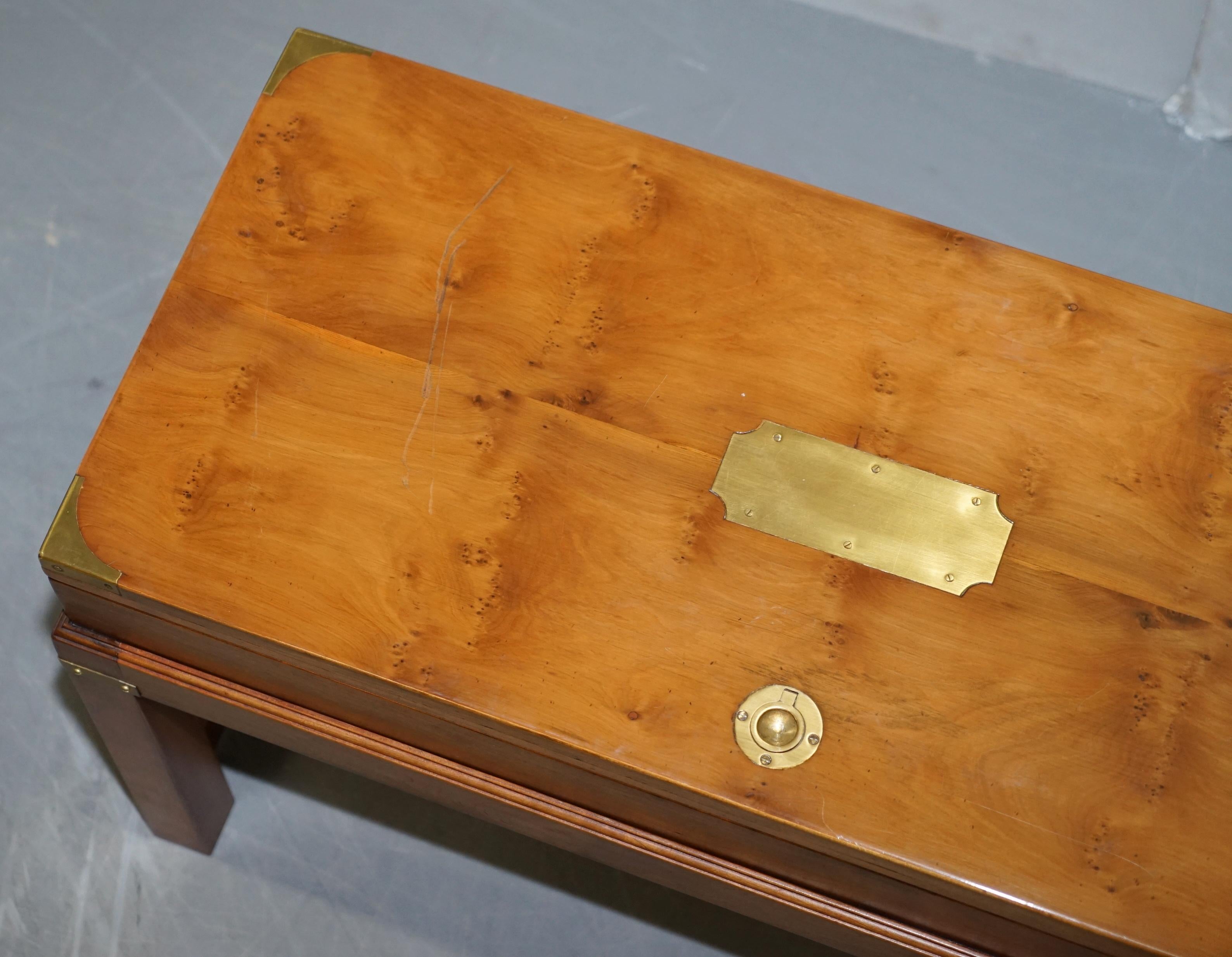 Fait main Rare table d'appoint en bois de loupe d'if pour armes de campagne sur socle d'origine en vente