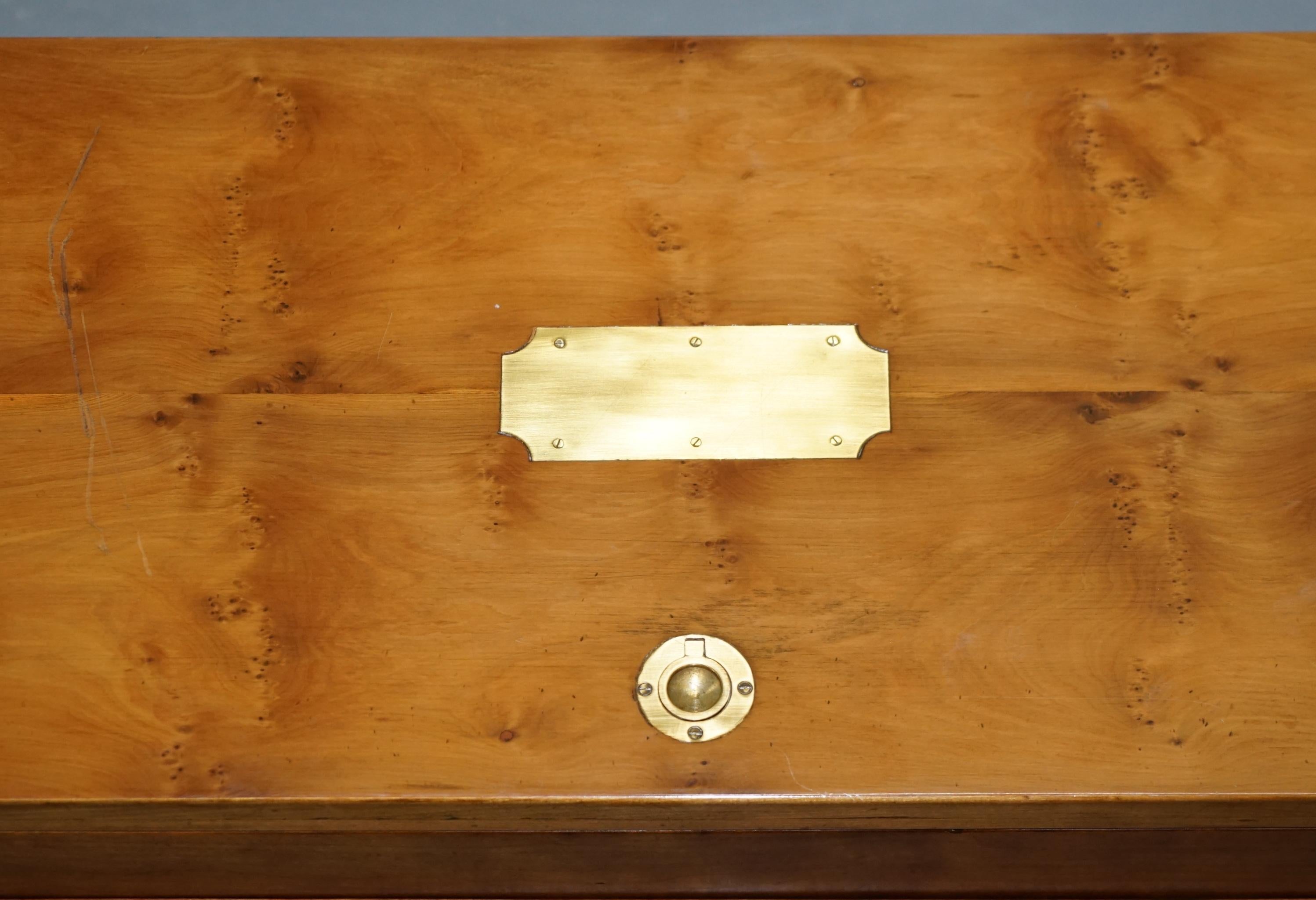 20ième siècle Rare table d'appoint en bois de loupe d'if pour armes de campagne sur socle d'origine en vente