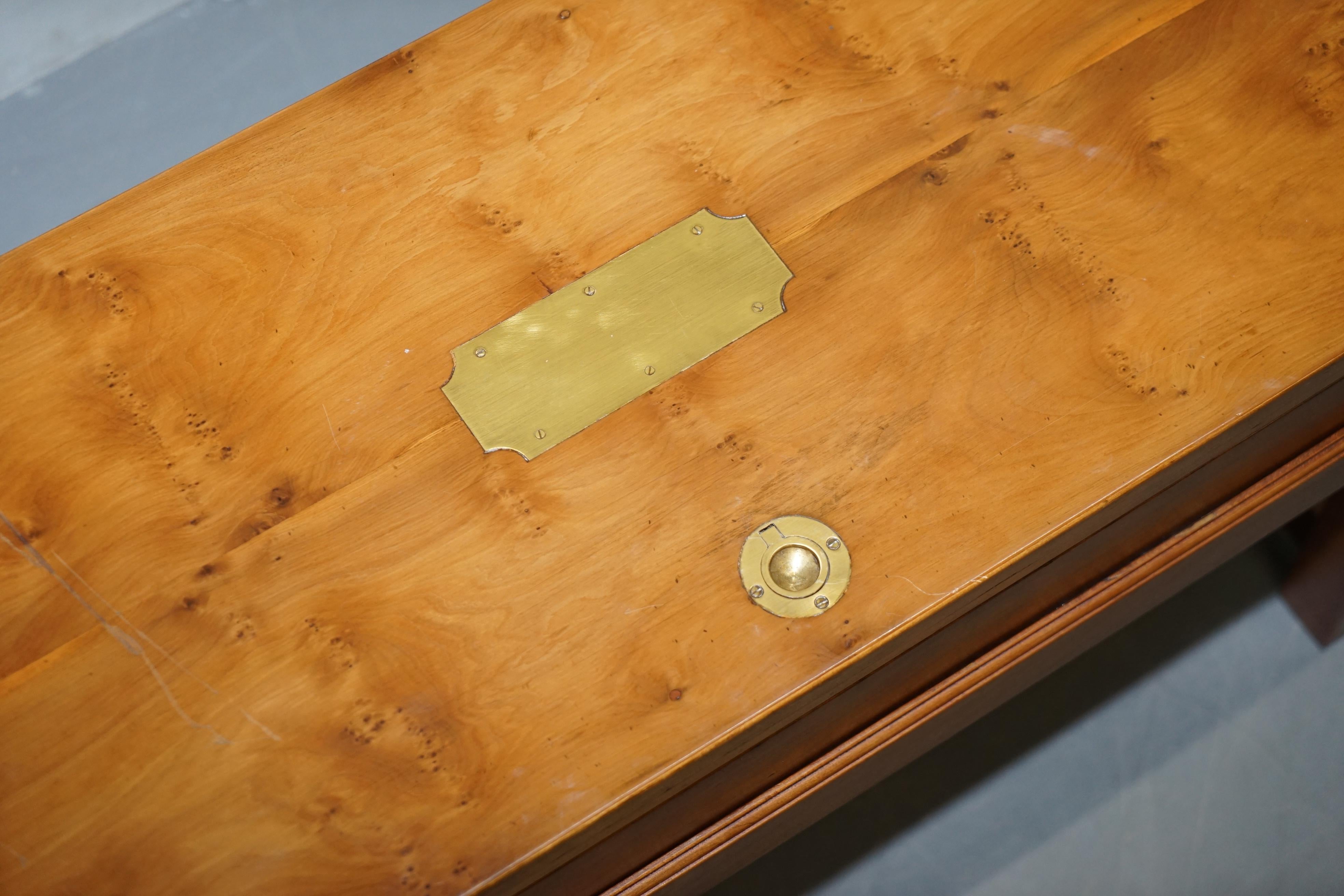 Rare table d'appoint en bois de loupe d'if pour armes de campagne sur socle d'origine en vente 1