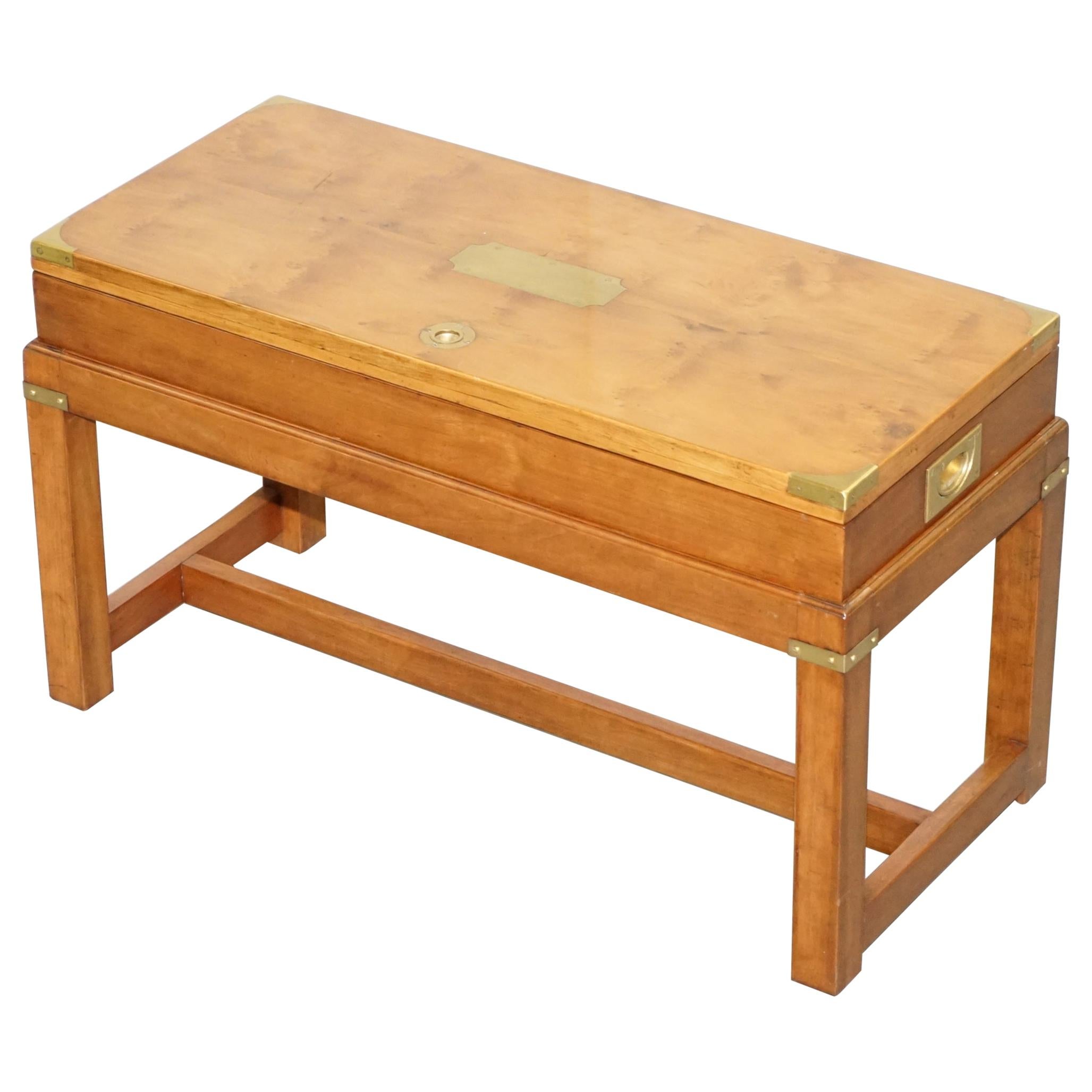 Rare table d'appoint en bois de loupe d'if pour armes de campagne sur socle d'origine