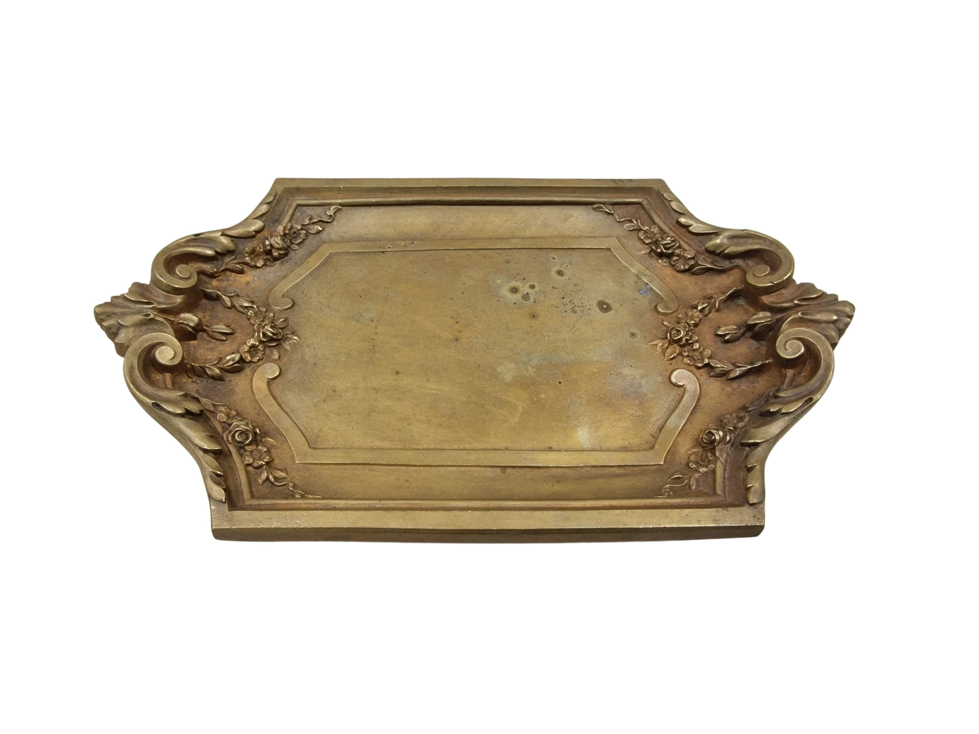 Wonderful business card tray, made out of solid bronze, an original of the Jugendstil - Art Nouveau period, made around 1900. 

This nice historical object has a rectangular shape and is built up in steps. On the sides are wonderfully crafted flower