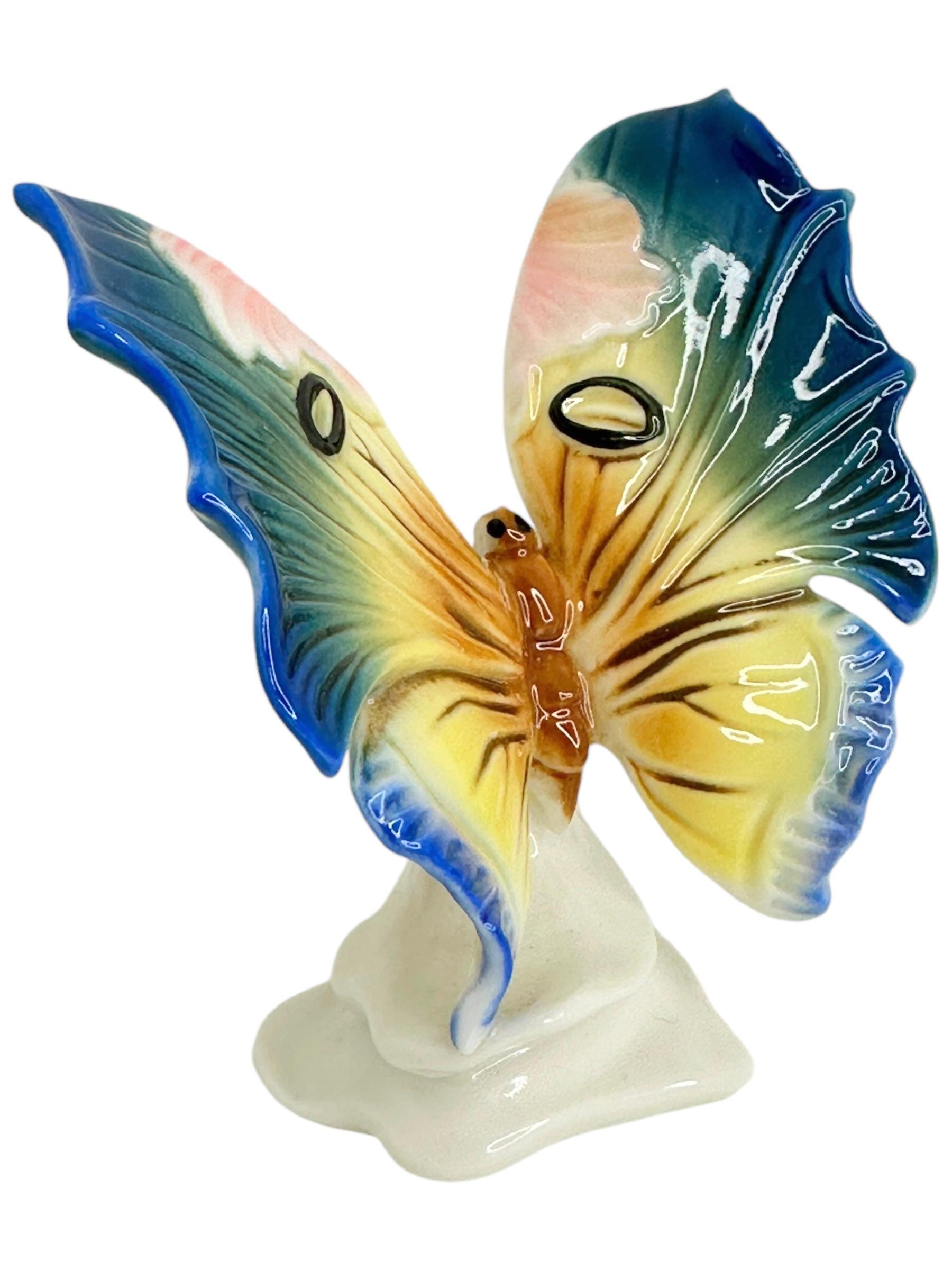 Ein seltener Schmetterling aus der berühmten Porzellanmanufaktur Ens, Volkstedt Deutschland. Es ist aus Porzellan und sehr zart, wäre dies eine große Bereicherung für Ihre Sammlung. Es ist in schönem Zustand für dieses Alter. Alter ca. 1920er -