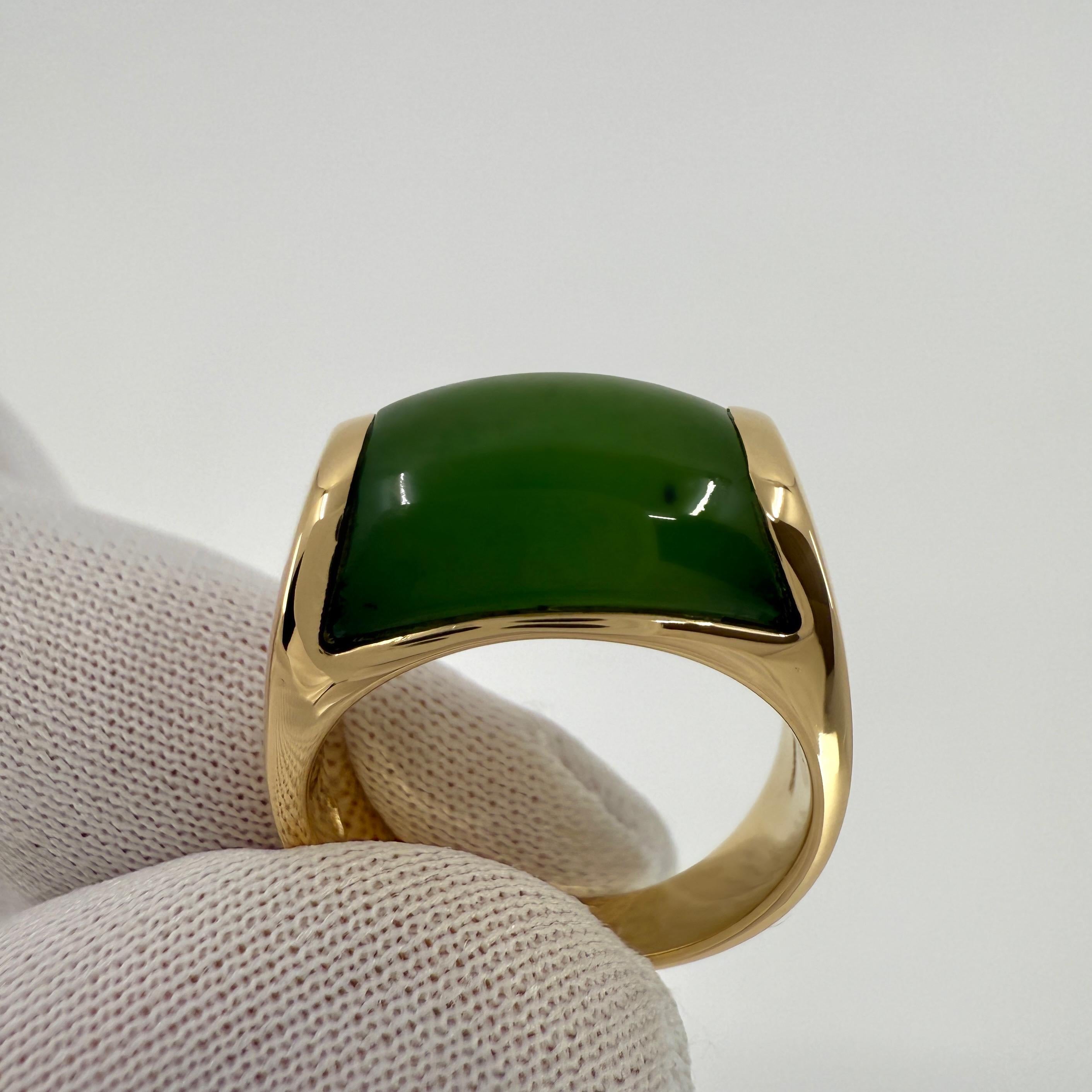 Women's or Men's Rare Bvlgari Bulgari Green Jade Tronchetto 18 Karat Yellow Gold Ring with Box For Sale