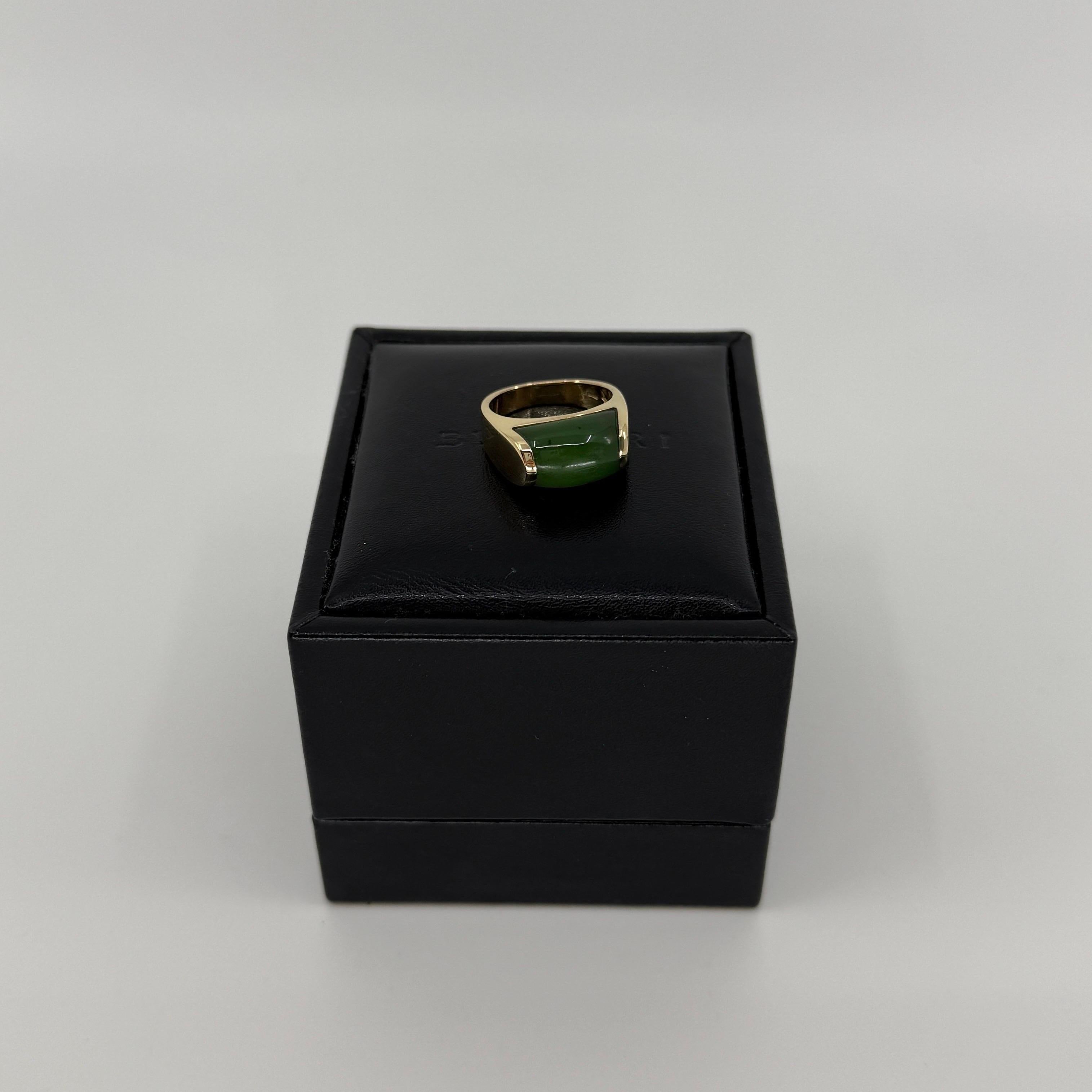 Rare Bvlgari Bulgari Green Jade Tronchetto 18 Karat Yellow Gold Ring with Box For Sale 1