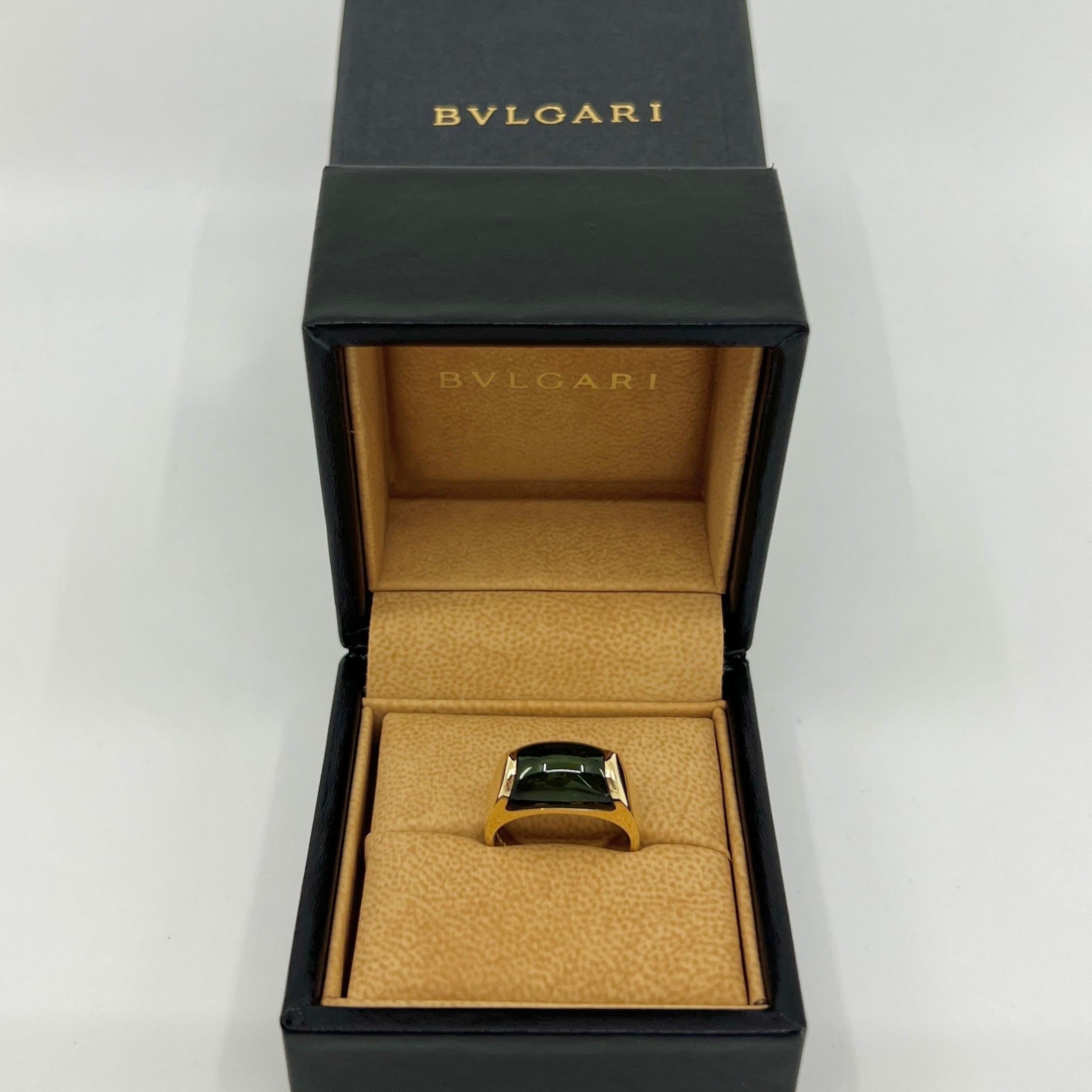 Seltene Bvlgari Deep Green Turmalin Tronchetto 18k Gelbgold Ring.

Schöner gewölbter grüner Turmalin, eingefasst in einen feinen Ring aus 18 Karat Gelbgold mit Spannring.

In sehr gutem Zustand, wurde professionell poliert und gereinigt. Einige