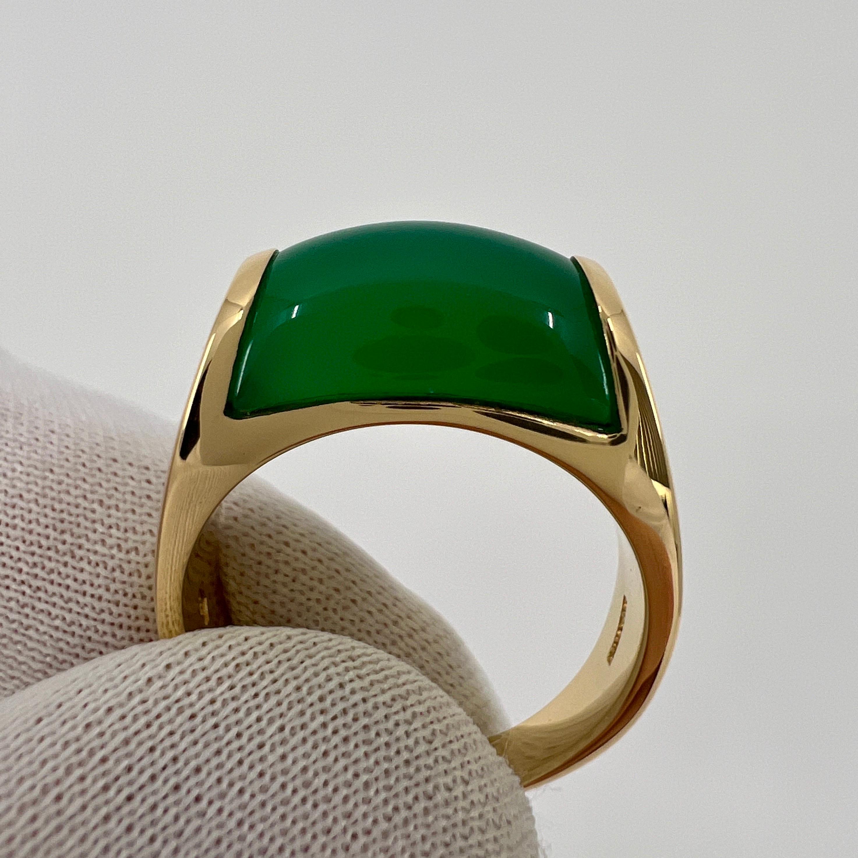 Rare Bvlgari Bulgari Vivid Green Chalcedony 18 Karat Yellow Gold Ring with Box 7 For Sale 5