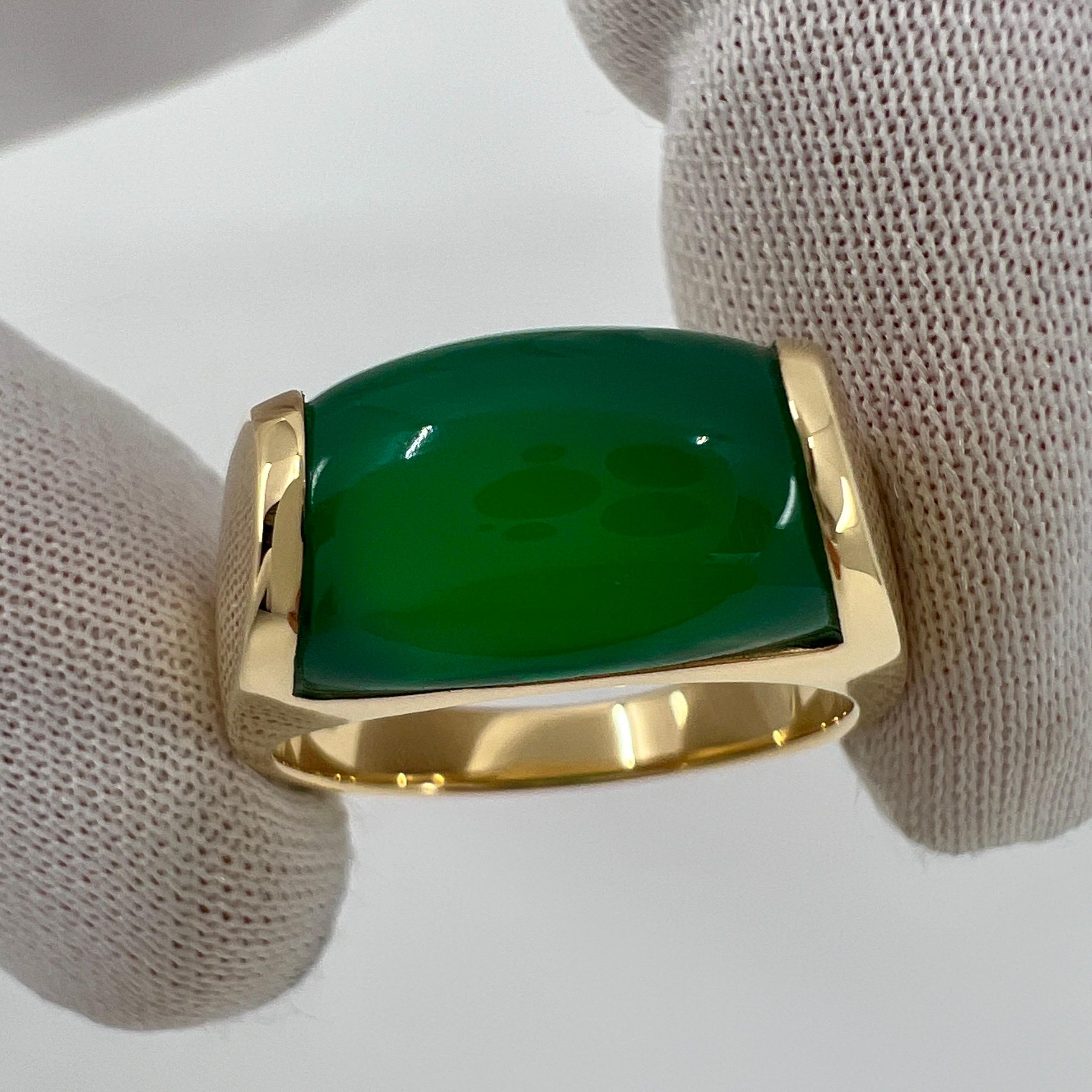 Rare Bvlgari Bulgari Vivid Green Chalcedony 18 Karat Yellow Gold Ring with Box 7 For Sale 6