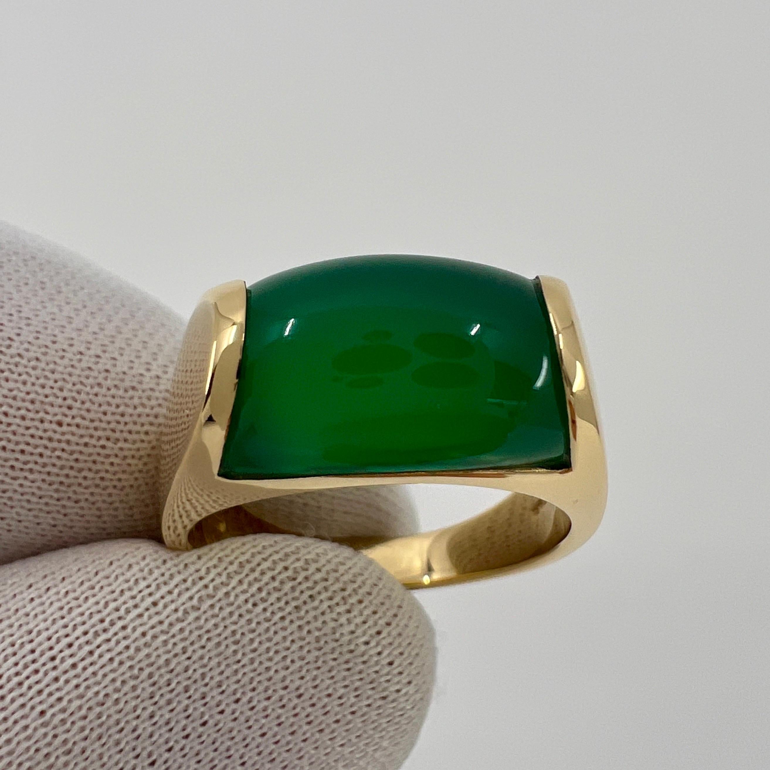 Rare Bvlgari Bulgari Vivid Green Chalcedony 18 Karat Yellow Gold Ring with Box 7 For Sale 7