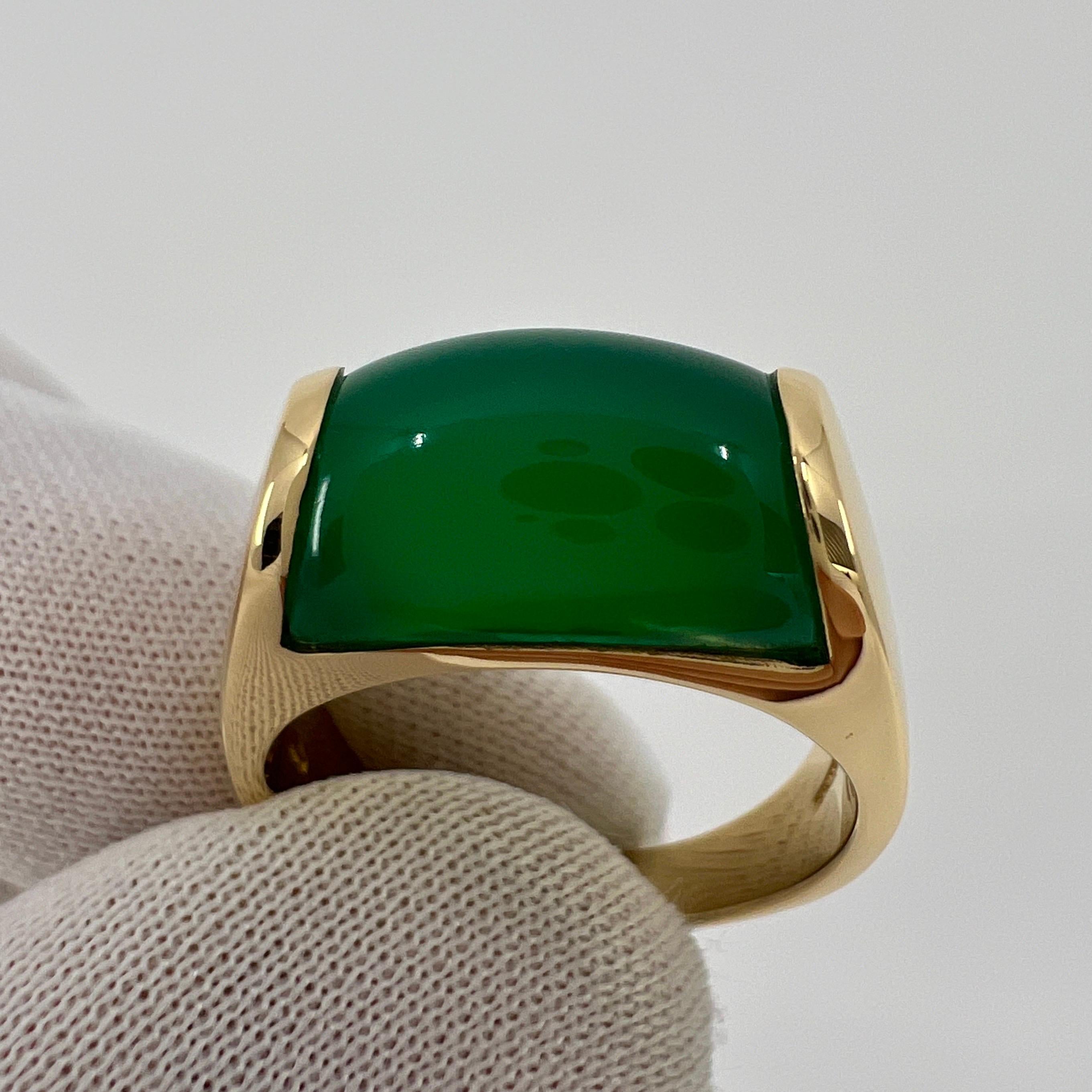 Seltener Bvlgari Vivid Green Chalcedony 18k Gelbgold Ring.

Schöner gewölbter 'glühender' grüner Chalzedon in einem feinen Ring aus 18k Gelbgold mit Spannring.

In ausgezeichnetem Zustand, wurde professionell poliert und gereinigt.

Ringgröße: UK