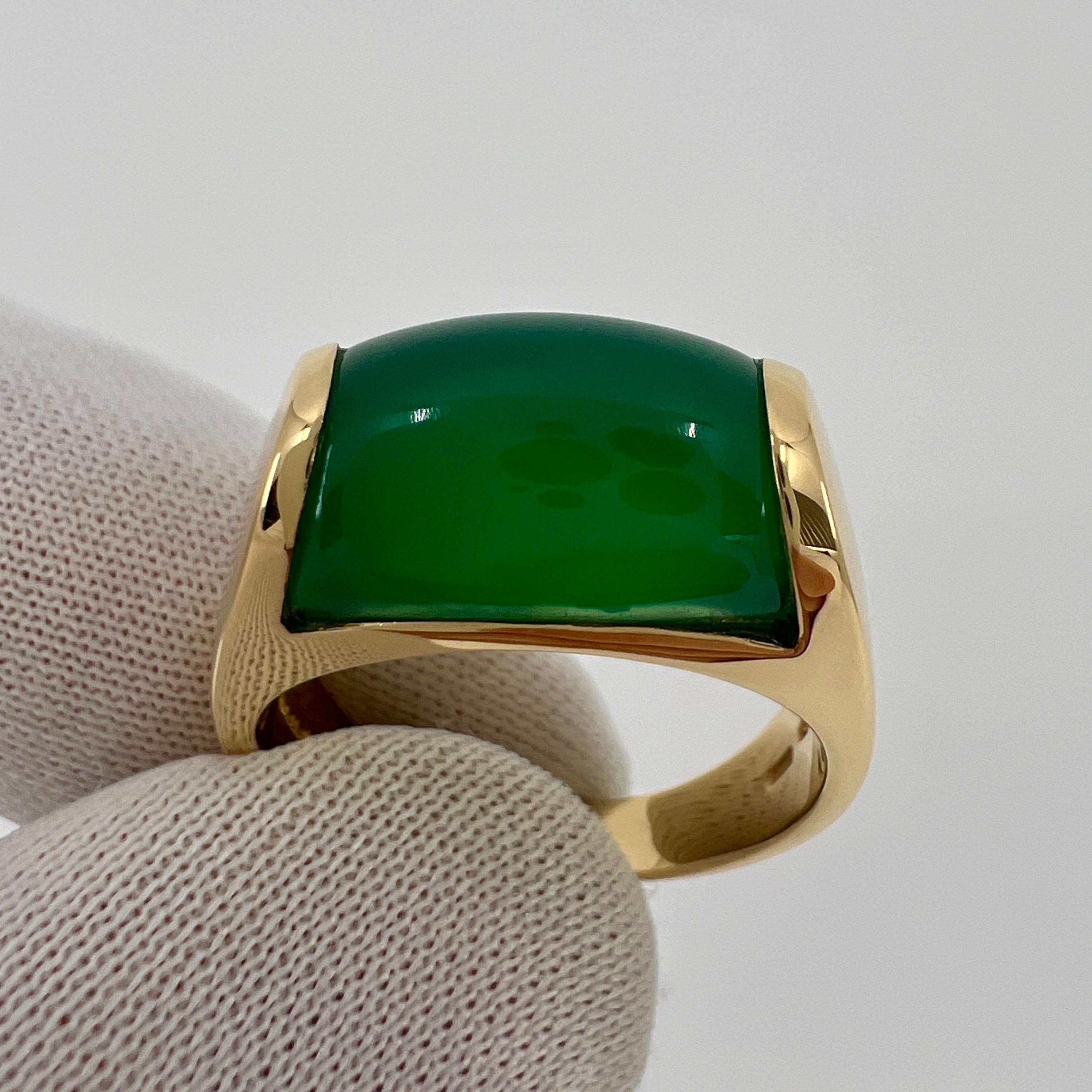 Rare Bvlgari Bulgari Vivid Green Chalcedony 18 Karat Yellow Gold Ring with Box 7 For Sale 2