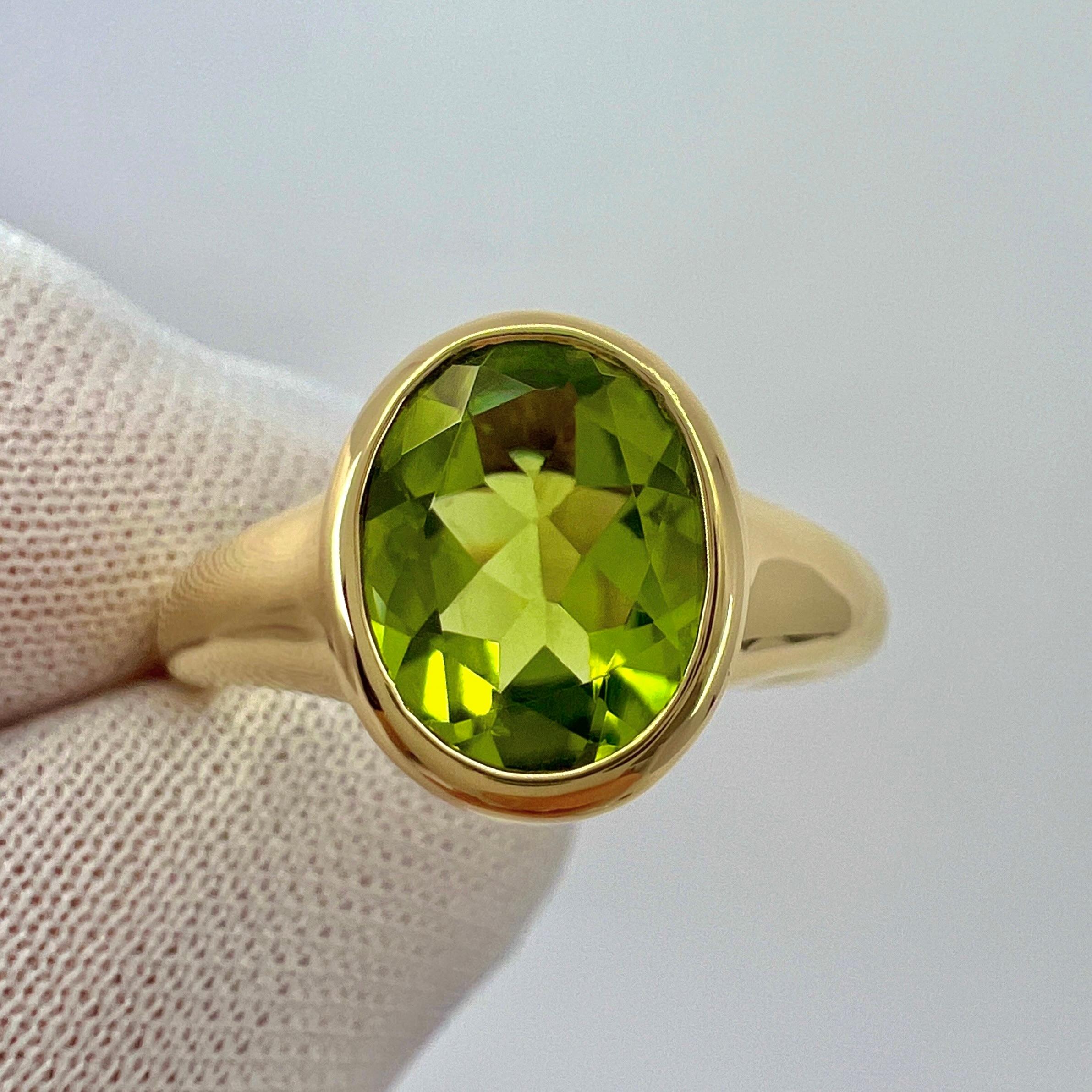 Rare Vintage Bvlgari Oval Cut Peridot 18k Yellow Gold Signet Style Ring.

Cette pièce rare de Bvlgari présente un péridot vert vif de taille ovale de première qualité serti dans une bague en or jaune 18 carats. 
La pierre mesure 9,4 x 7,4 mm dans le