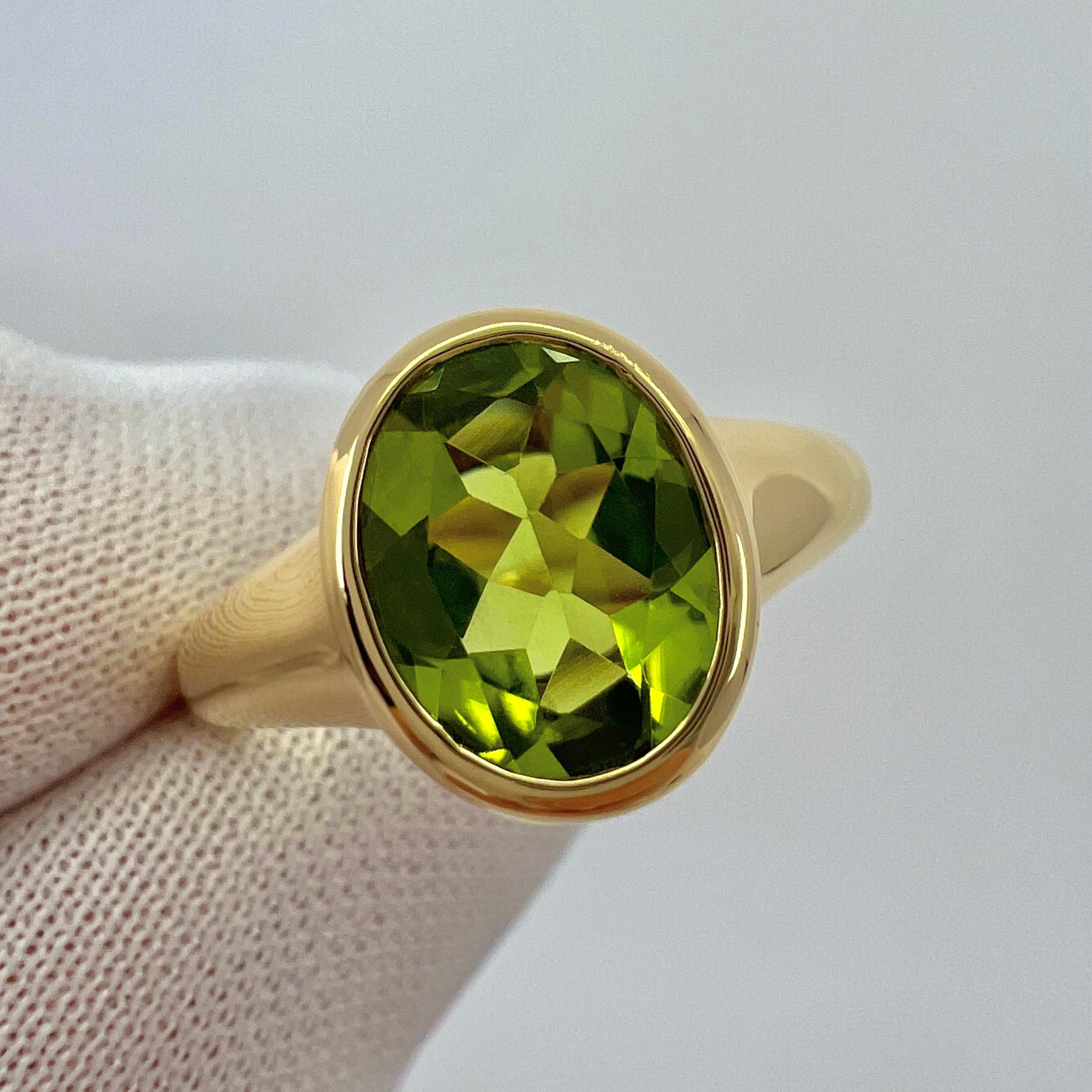 Taille ovale Bvlgari, bague rubans de style signet en or jaune 18 carats avec péridot vert ovale, rare en vente