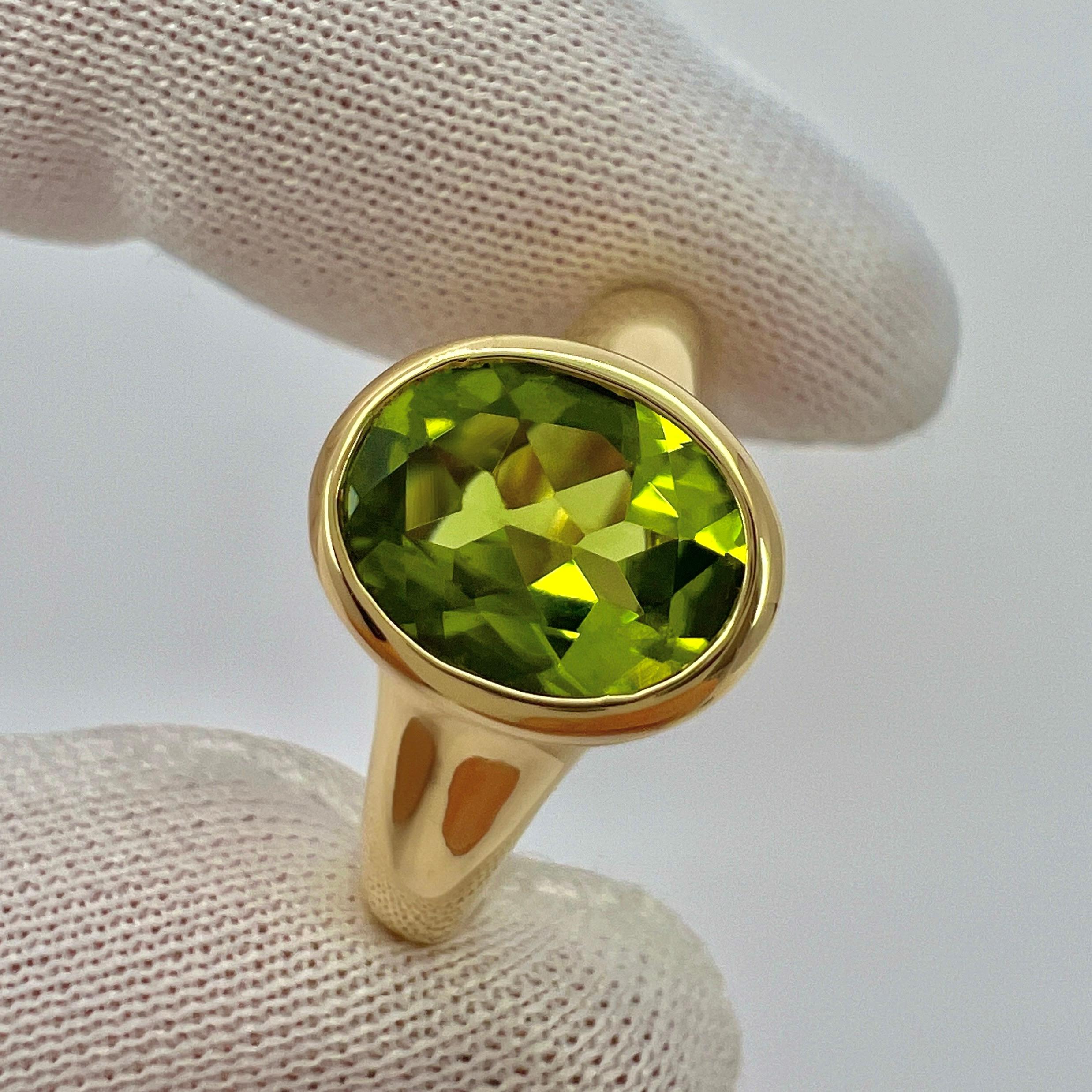 Bvlgari, bague rubans de style signet en or jaune 18 carats avec péridot vert ovale, rare Unisexe en vente