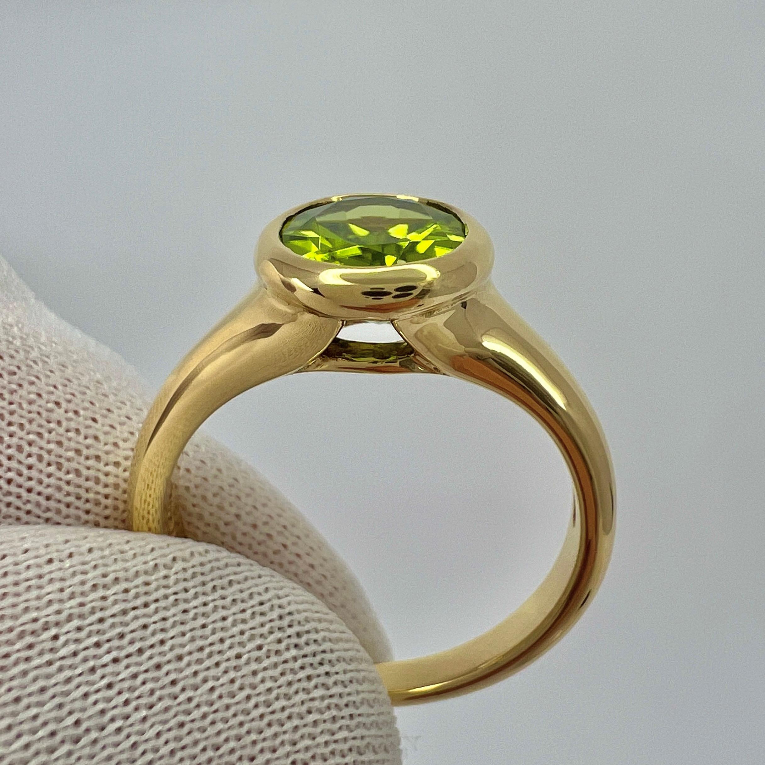Bvlgari, bague rubans de style signet en or jaune 18 carats avec péridot vert ovale, rare en vente 1
