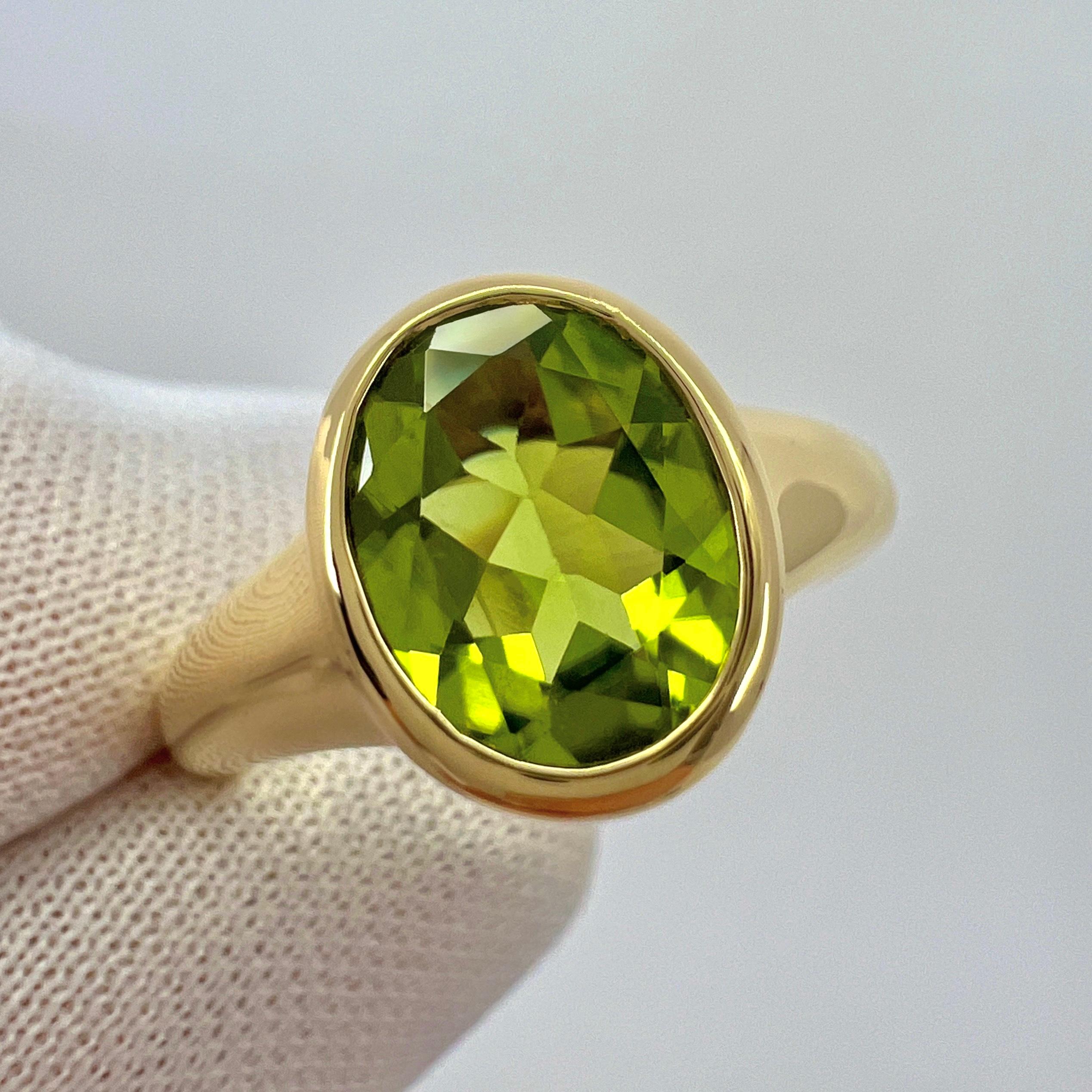 Bvlgari, bague rubans de style signet en or jaune 18 carats avec péridot vert ovale, rare en vente 3