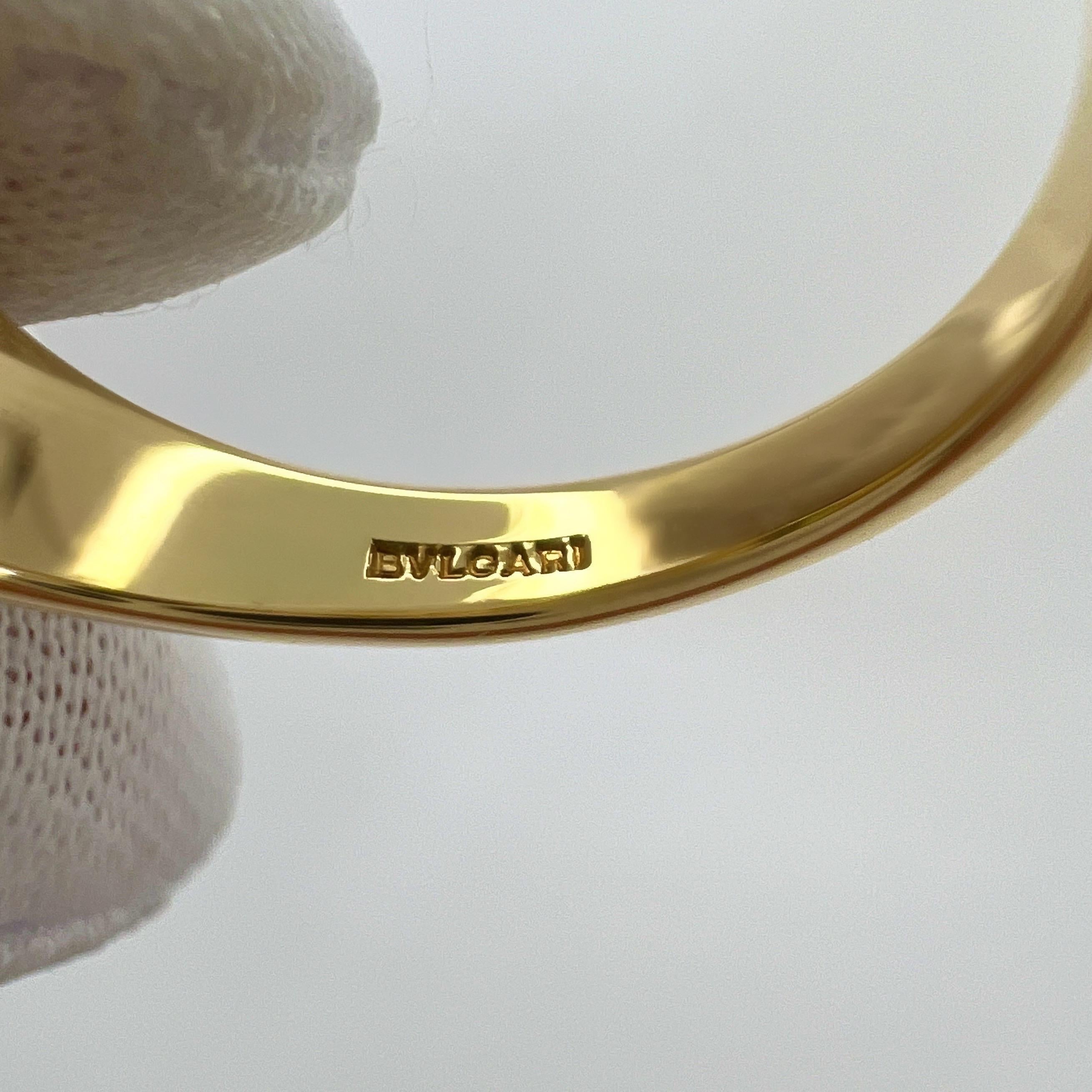 Bvlgari, bague rubans de style signet en or jaune 18 carats avec péridot vert ovale, rare en vente 4