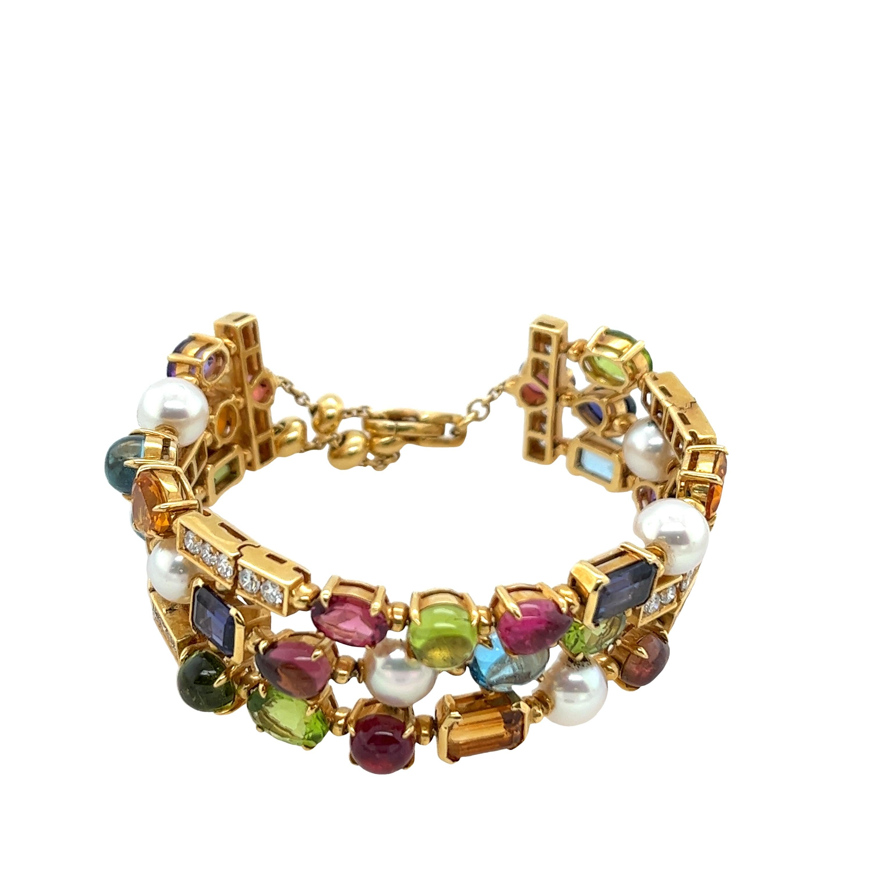 Seltenes 3-reihiges Armband von Bvlgari aus 18 Karat Gelbgold, besetzt mit einer Mischung aus Zuchtperlen und Iolithen, 
Peridot, Citrin, Topas, Granat im Cabochon-Schliff, oval, quadratisch, birnenförmig. Umgeben von 1,80 Karat runden Diamanten im