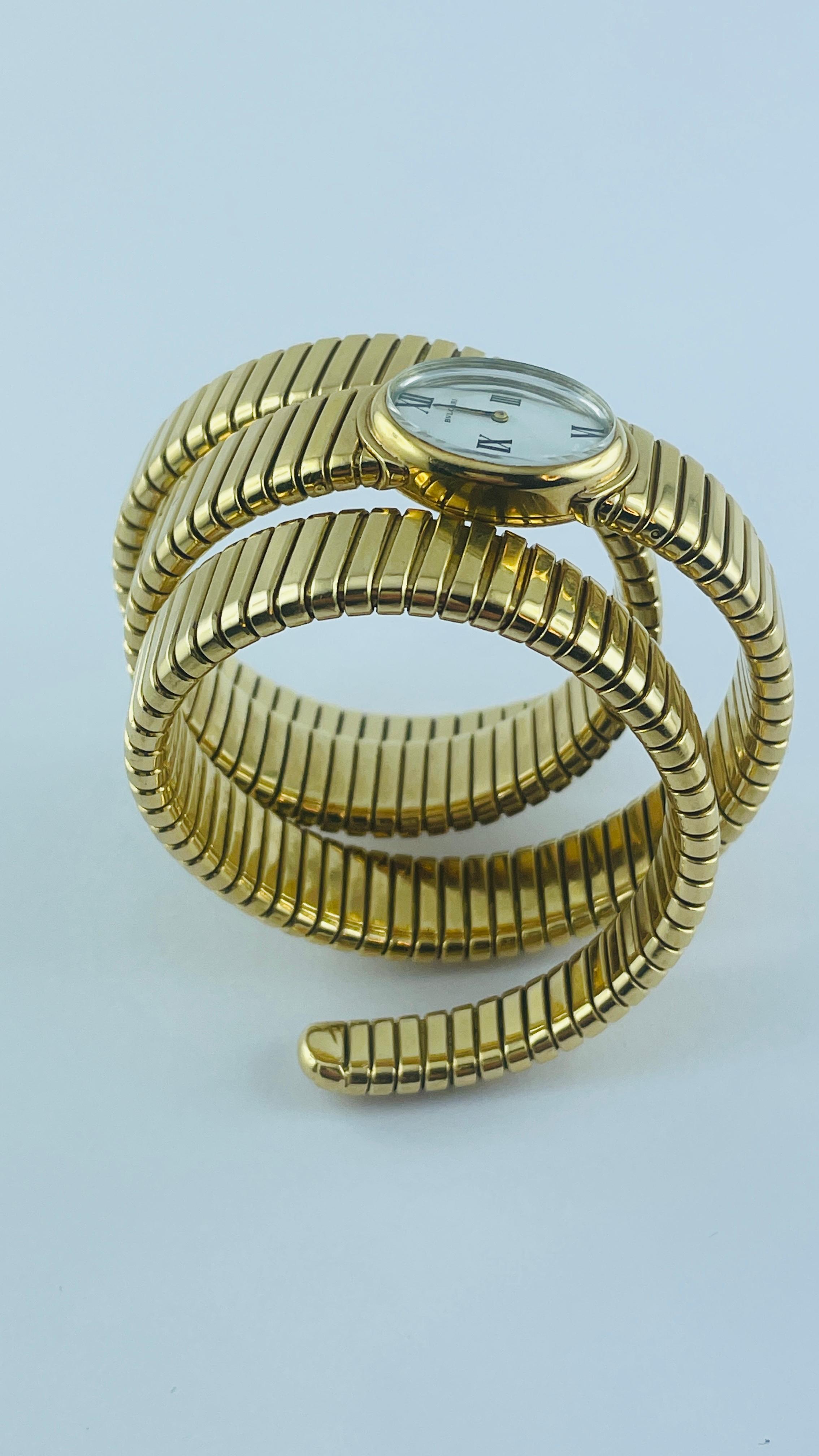 A unique version of the Bulgari Tubogas lady's watch in 18kt yellow gold with oval central movement, white dial and roman index. Those version of the Tubogas by Bulgari are among the rarest and most collectibles. Perfect conditions.

