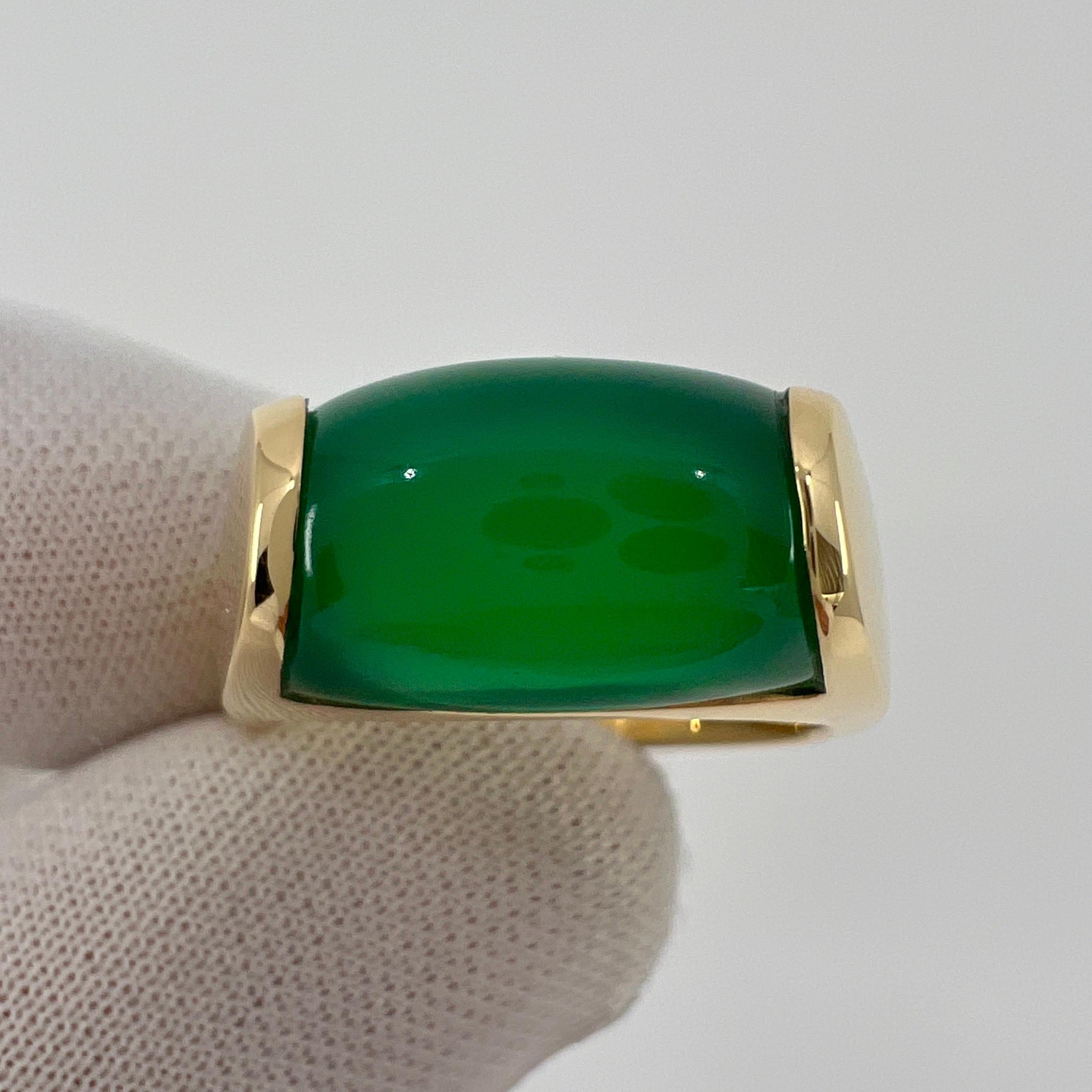 Rare Bvlgari Vivid Green Chalcedony Chrysoprase 18k Yellow Gold Tronchetto Ring In Excellent Condition In Birmingham, GB