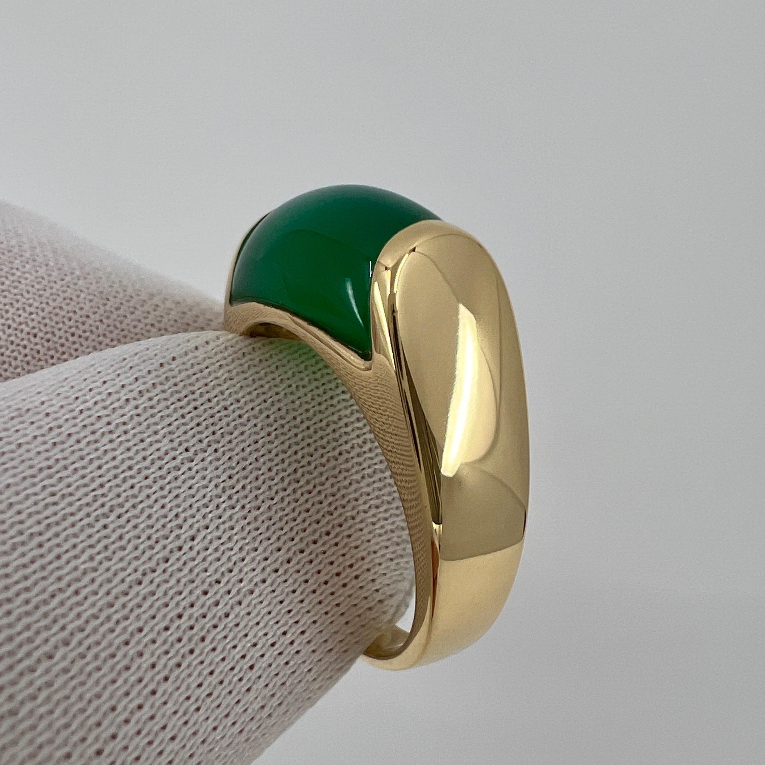 Women's or Men's Rare Bvlgari Vivid Green Chalcedony Chrysoprase 18k Yellow Gold Tronchetto Ring