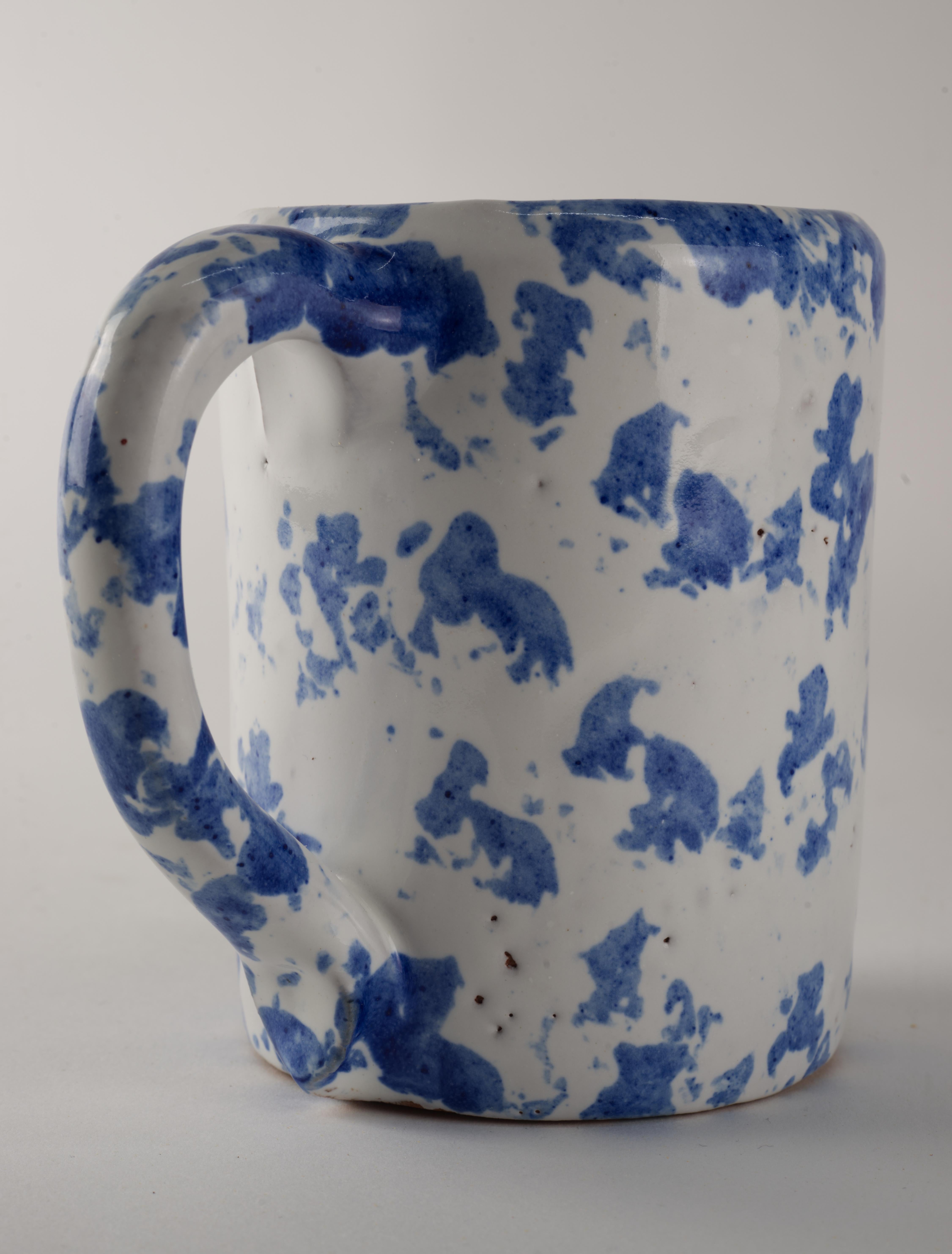  Die seltene große Tasse wurde von Bybee Pottery handgefertigt und von Hand in ihrem charakteristischen blauen Spongeware-Stil dekoriert.  

Bybee Pottery ist eine Kunsttöpferei in Madison County, Kentucky, USA, die von 1809 bis 2019 von