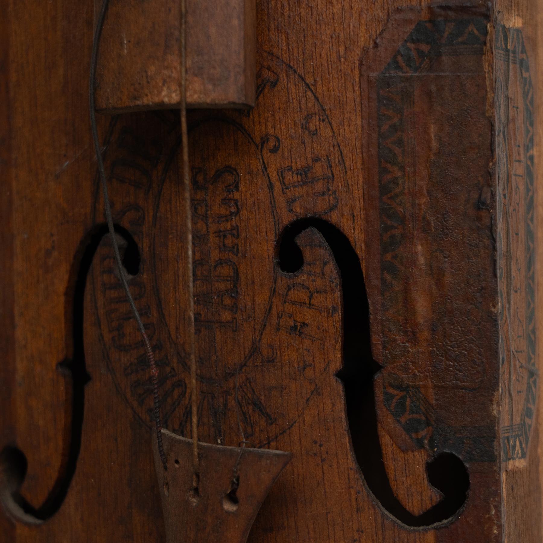 Raro violino francese a scatola di sigari del 1900 circa - autentico strumento popolare dell'arte della trincea in vendita 3