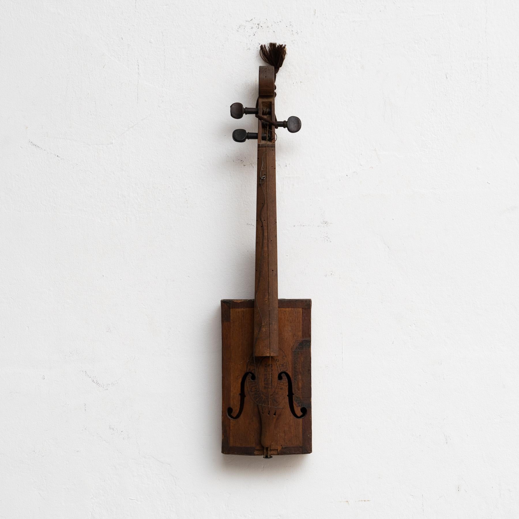 Scopri un pezzo d'arte popolare musicale davvero suggestivo: un violino originale a tre corde realizzato a mano intorno al 1890-1920 da una scatola di sigari ufficiale della 