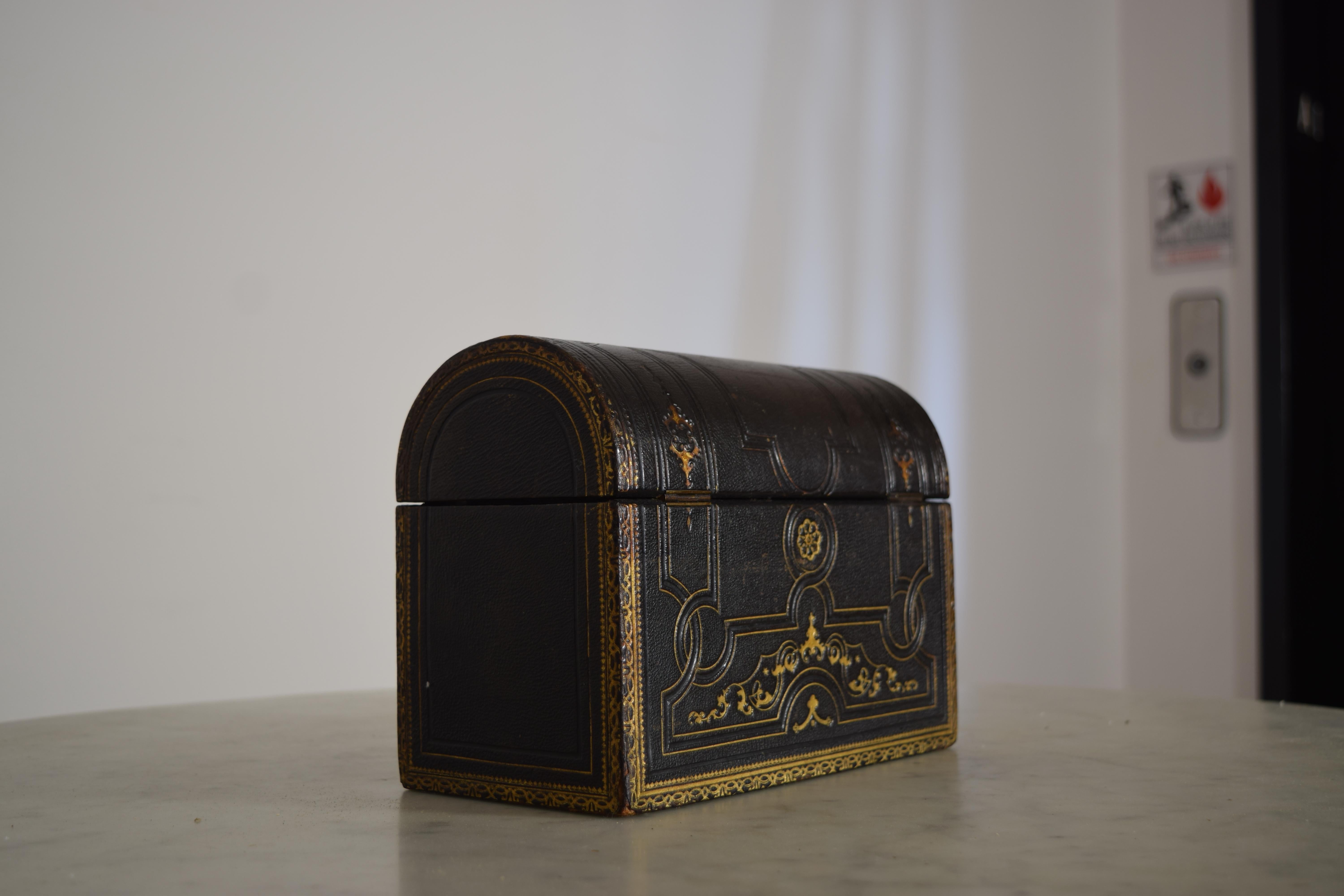 Raro estuche abovedado de cuero negro y dorado de C. Asprey of London Georgiano en venta