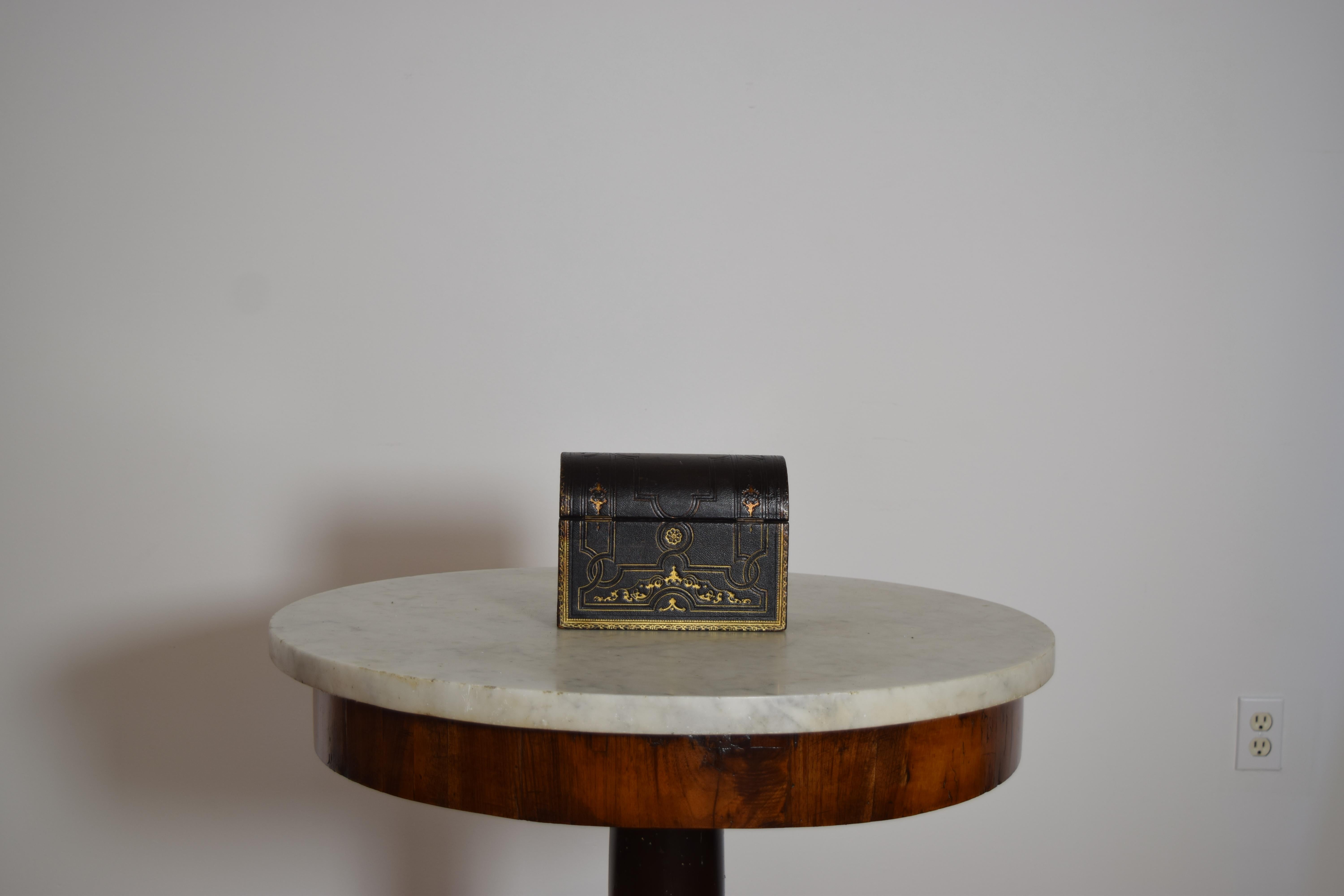 Raro estuche abovedado de cuero negro y dorado de C. Asprey of London En relieve en venta