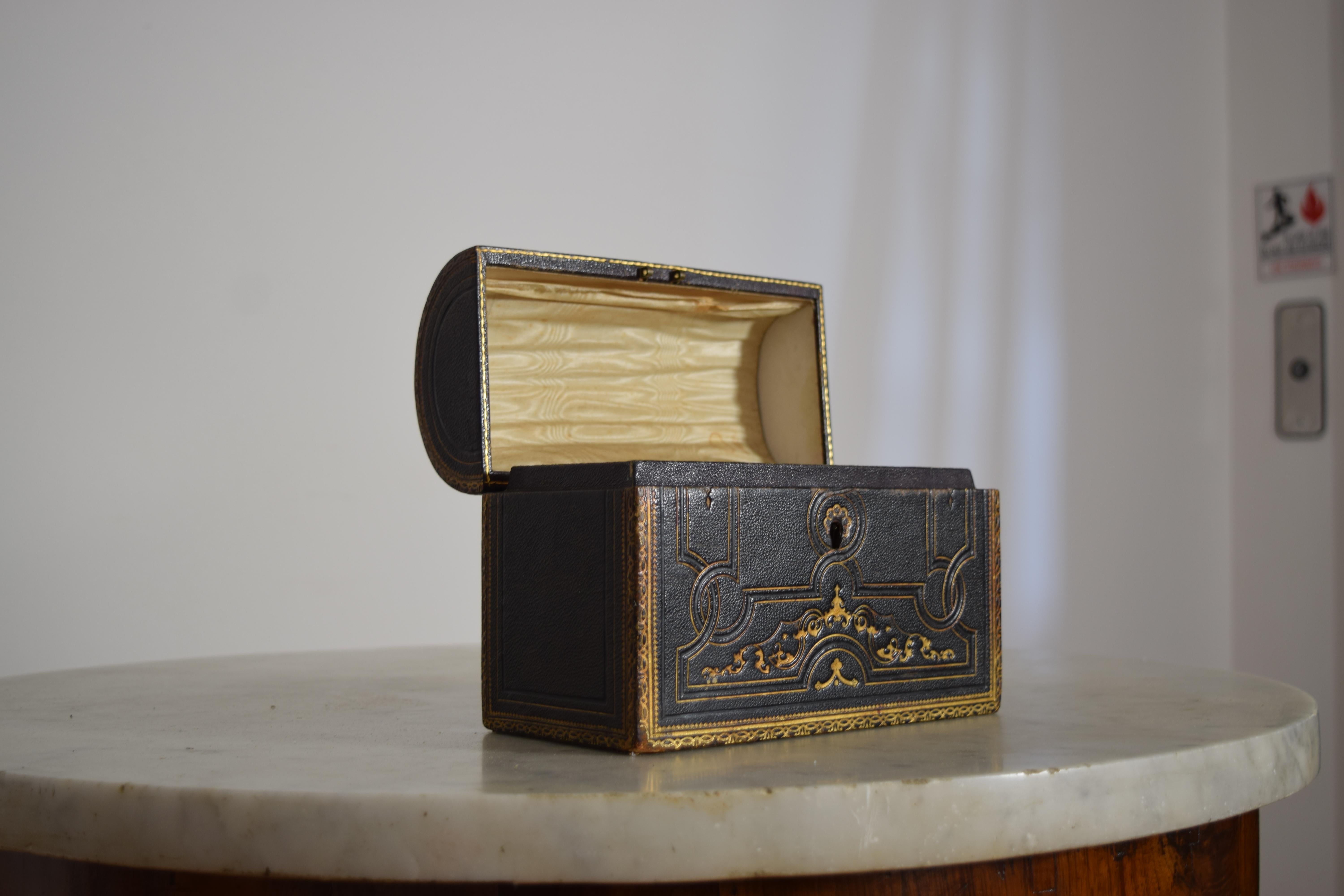 Raro estuche abovedado de cuero negro y dorado de C. Asprey of London siglo XIX en venta