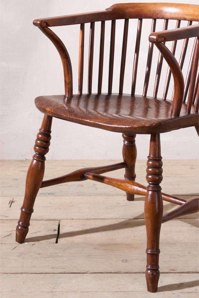 Il s'agit d'une chaise Windsor à dossier bas de style campagnard datant de C.I.C., particulièrement rare. C'est un design que j'ai toujours aimé, mais qui ne se présente pas très souvent. Une véritable chaise Windsor qui a été conçue à l'origine