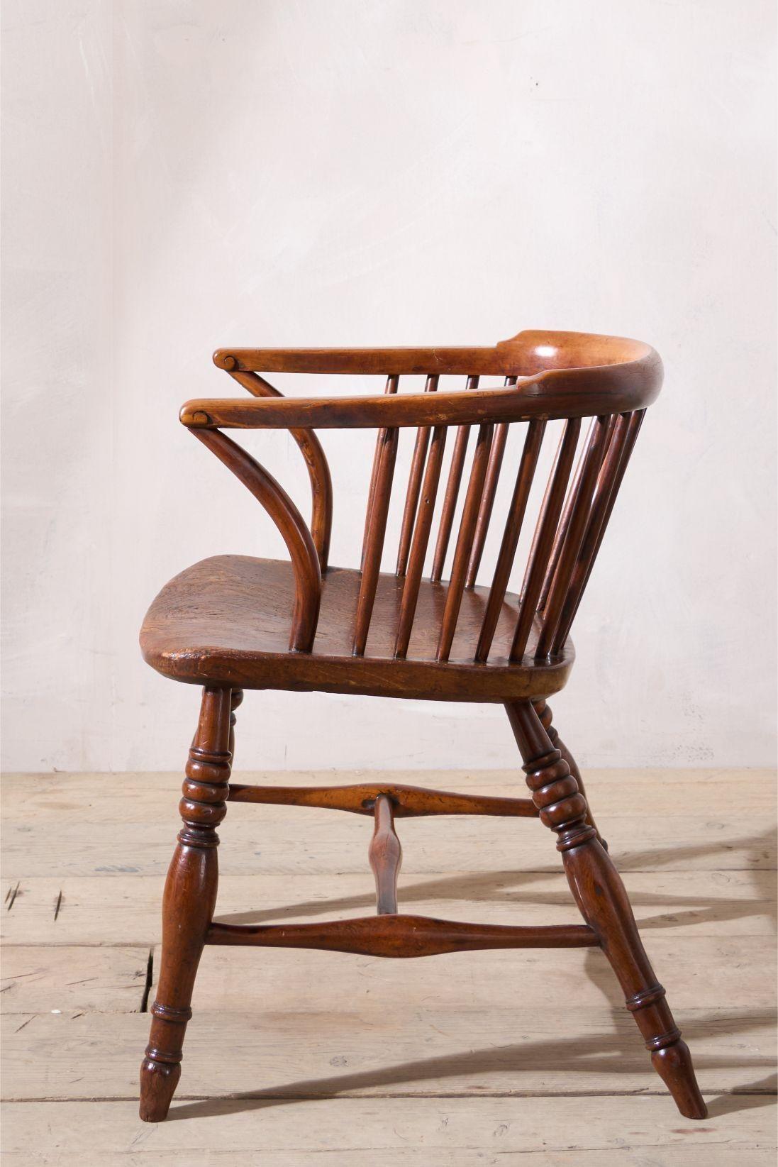 Rare chaise Windsor à dossier bas en frêne et orme datant de C.I.C. Bon état - En vente à Malton, GB