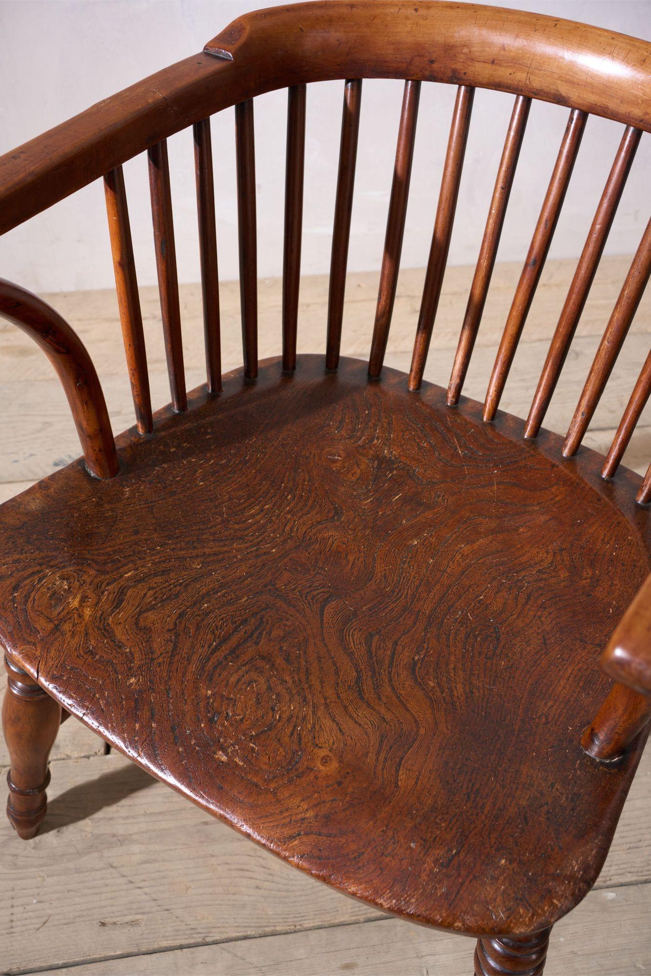 Frêne Rare chaise Windsor à dossier bas en frêne et orme datant de C.I.C. en vente
