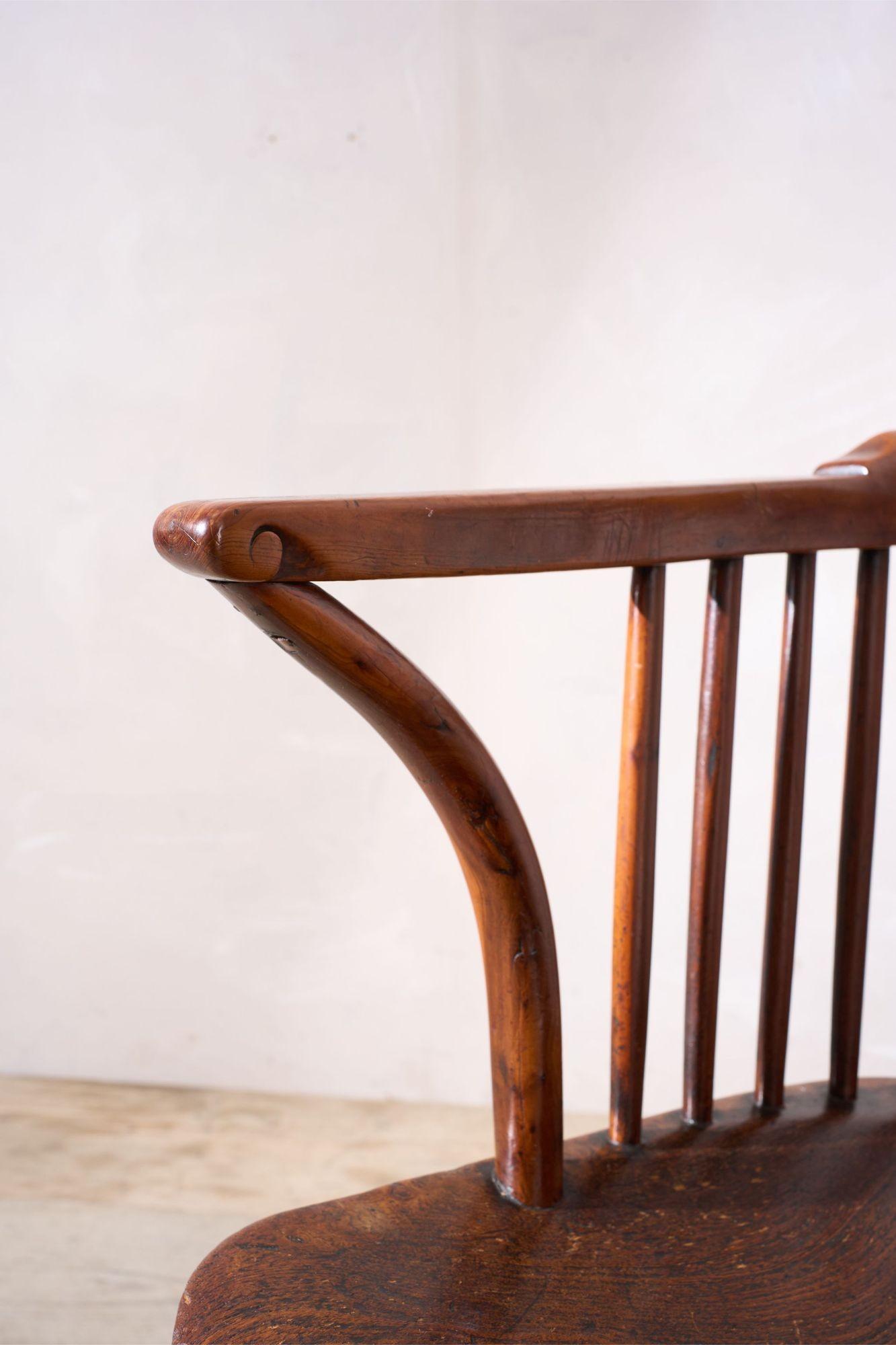 Rare chaise Windsor à dossier bas en frêne et orme datant de C.I.C. en vente 1