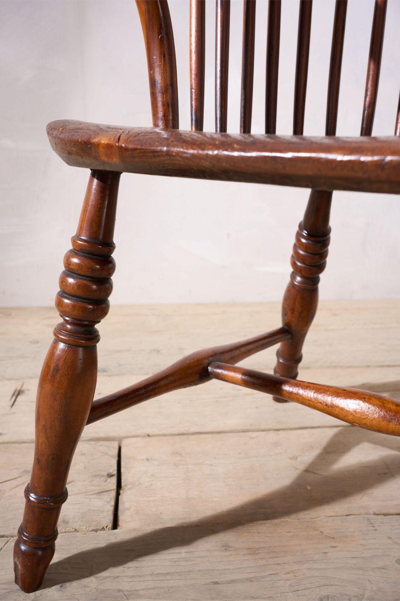 Rare chaise Windsor à dossier bas en frêne et orme datant de C.I.C. en vente 3